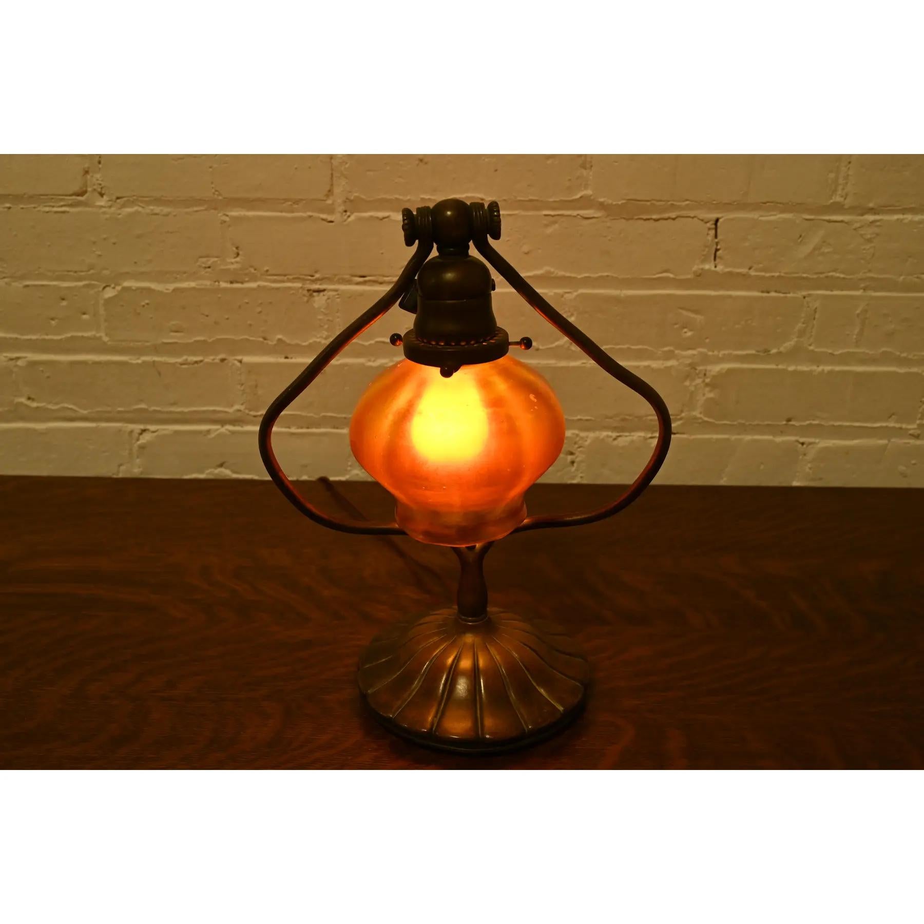 Tiffany Studios Nueva York Arpa de Bronce Favrile Iridiscente Lámpara de escritorio de vidrio artístico en venta 1