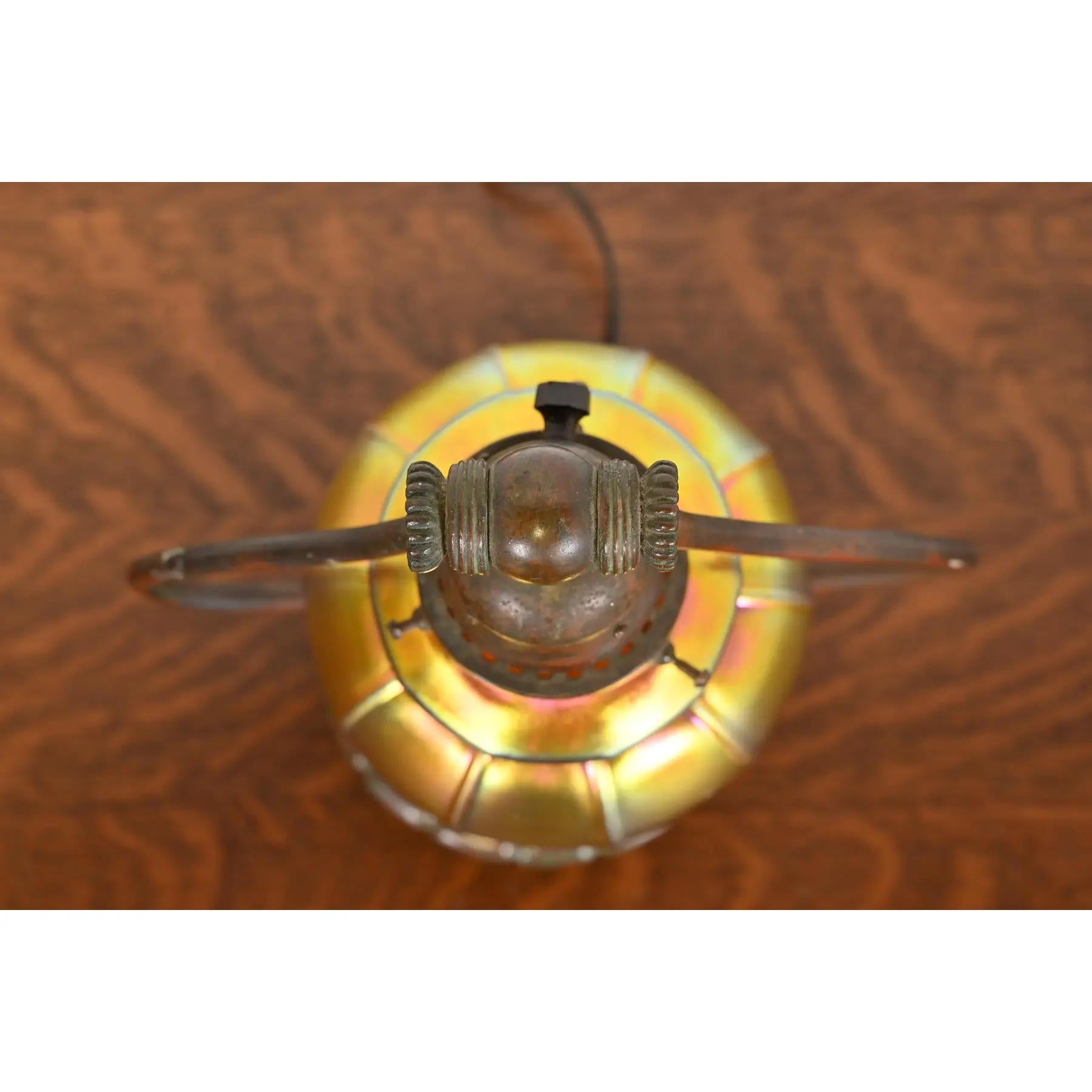 Tiffany Studios New York lampe de bureau Harp Favrile en verre d'art irisé en vente 1