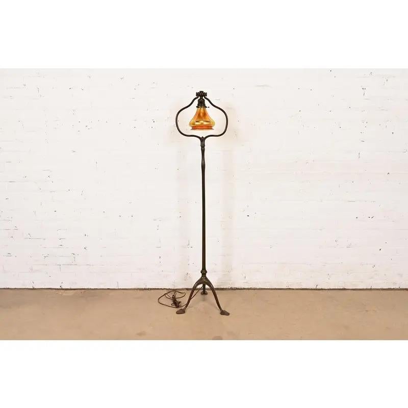 An outstanding Arts & Crafts or Art Deco period bronze harp floor lamp with Favrile glass shade

By Tiffany Studios (lamp base is signed)

New York, USA, Early 20th Century

Bronze stand, with gorgeous iridescent Favrile glass shade.

Measures:
