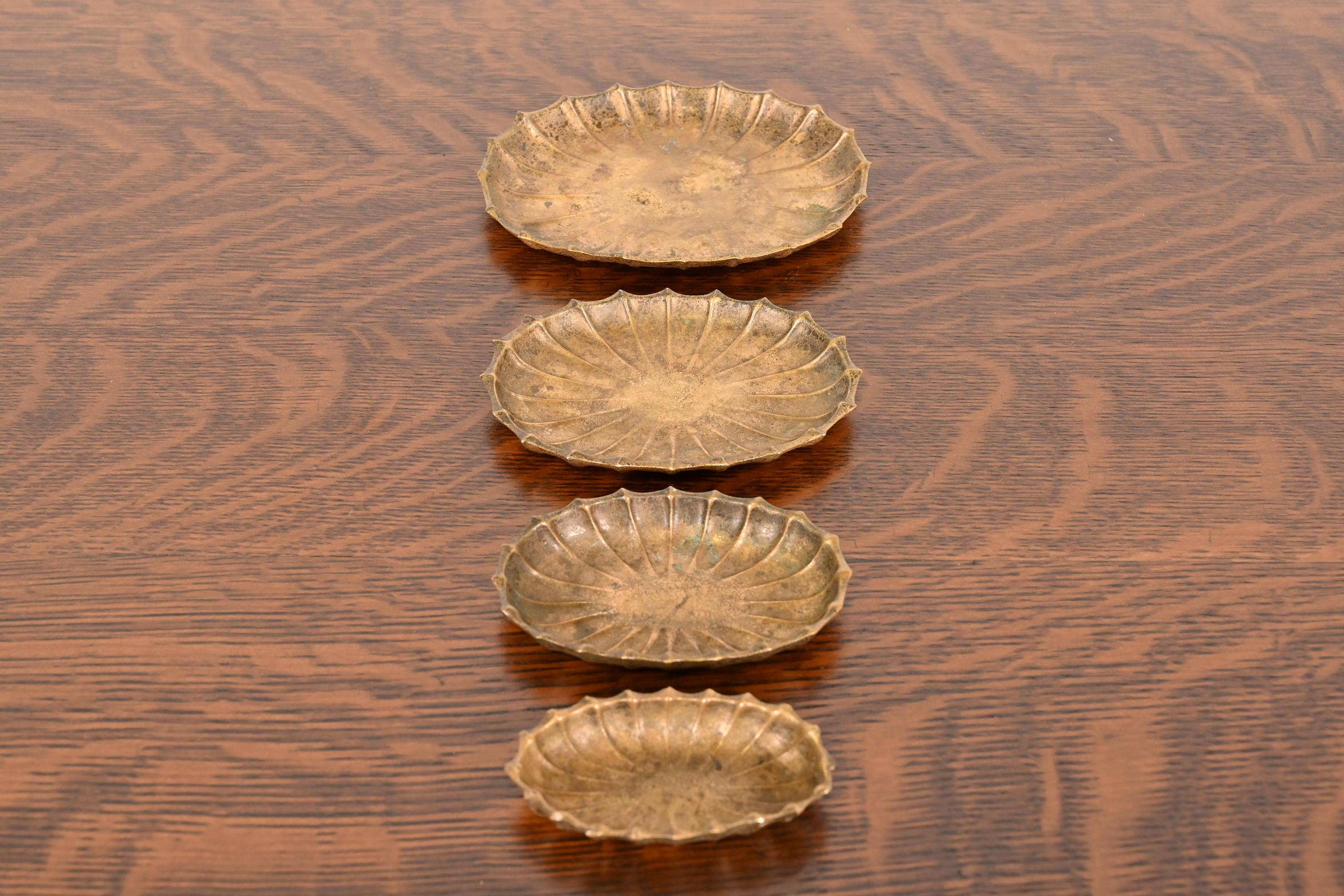 Doré Tiffany Studios New York Plateaux gigognes en bronze, lot de quatre en vente
