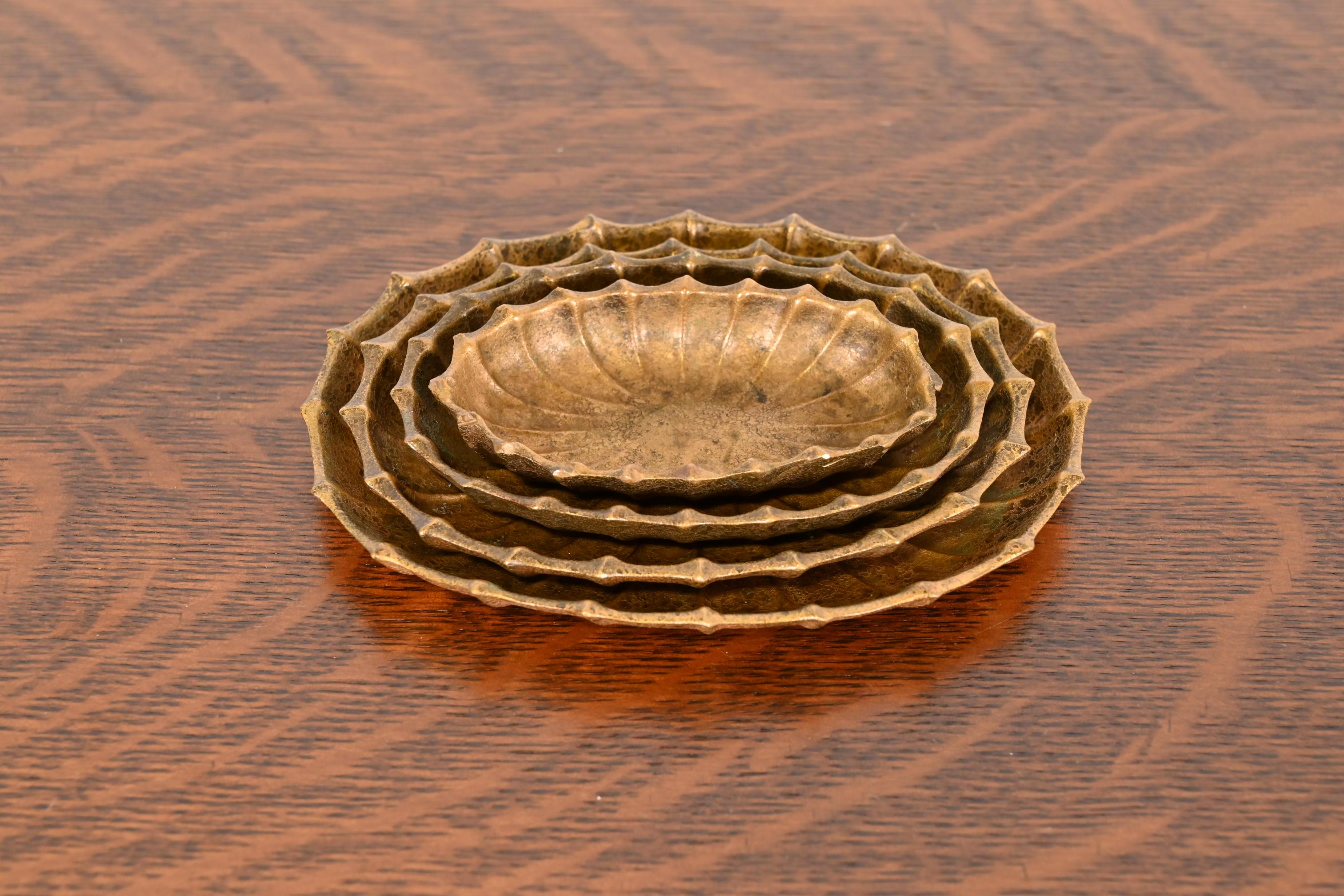 20ième siècle Tiffany Studios New York Plateaux gigognes en bronze, lot de quatre en vente