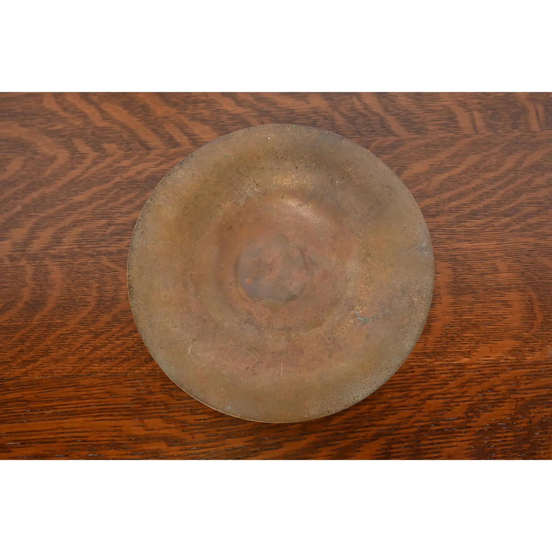 A gorgeous Arts & Crafts or Art Deco period bronze plate or shallow bowl

By Tiffany Studios (signed to the underside)

New York, USA, Early 20th Century

Measures: 9