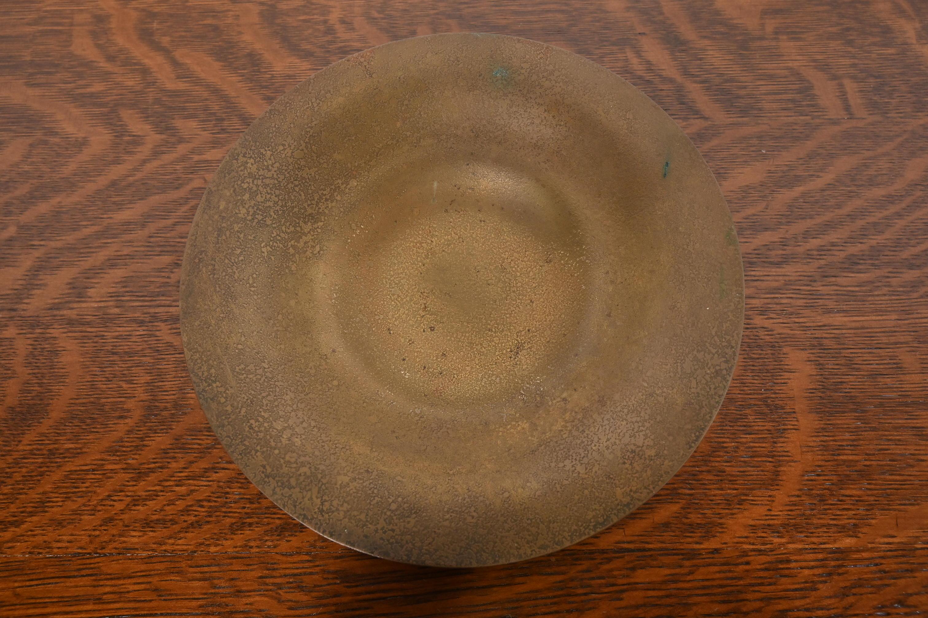 A gorgeous Arts & Crafts or Art Deco period bronze plate or shallow bowl

By Tiffany Studios (signed to the underside)

New York, USA, Early 20th Century

Measures: 9