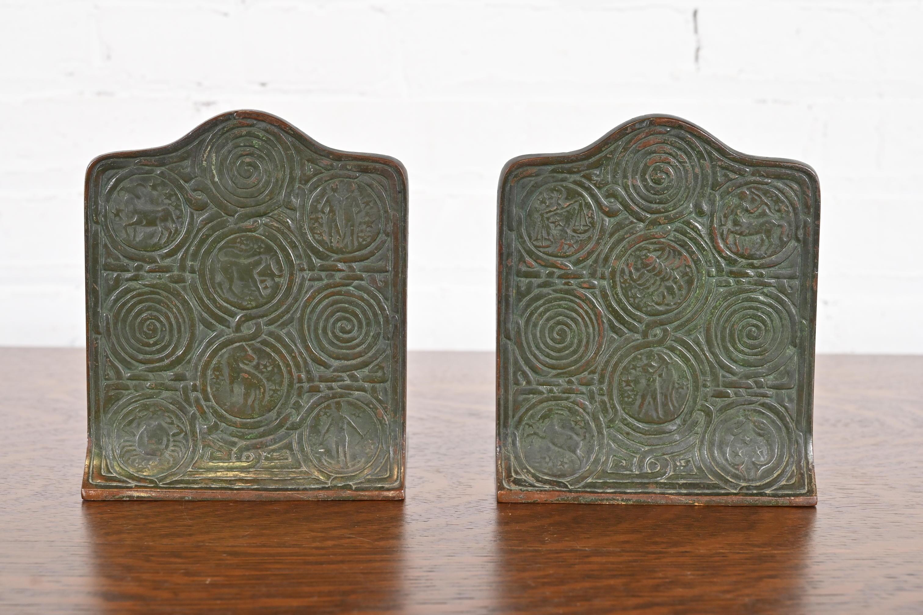 Tiffany Studios New York Bronze Zodiac Buchstützen, CIRCA 1910 (Arts and Crafts) im Angebot