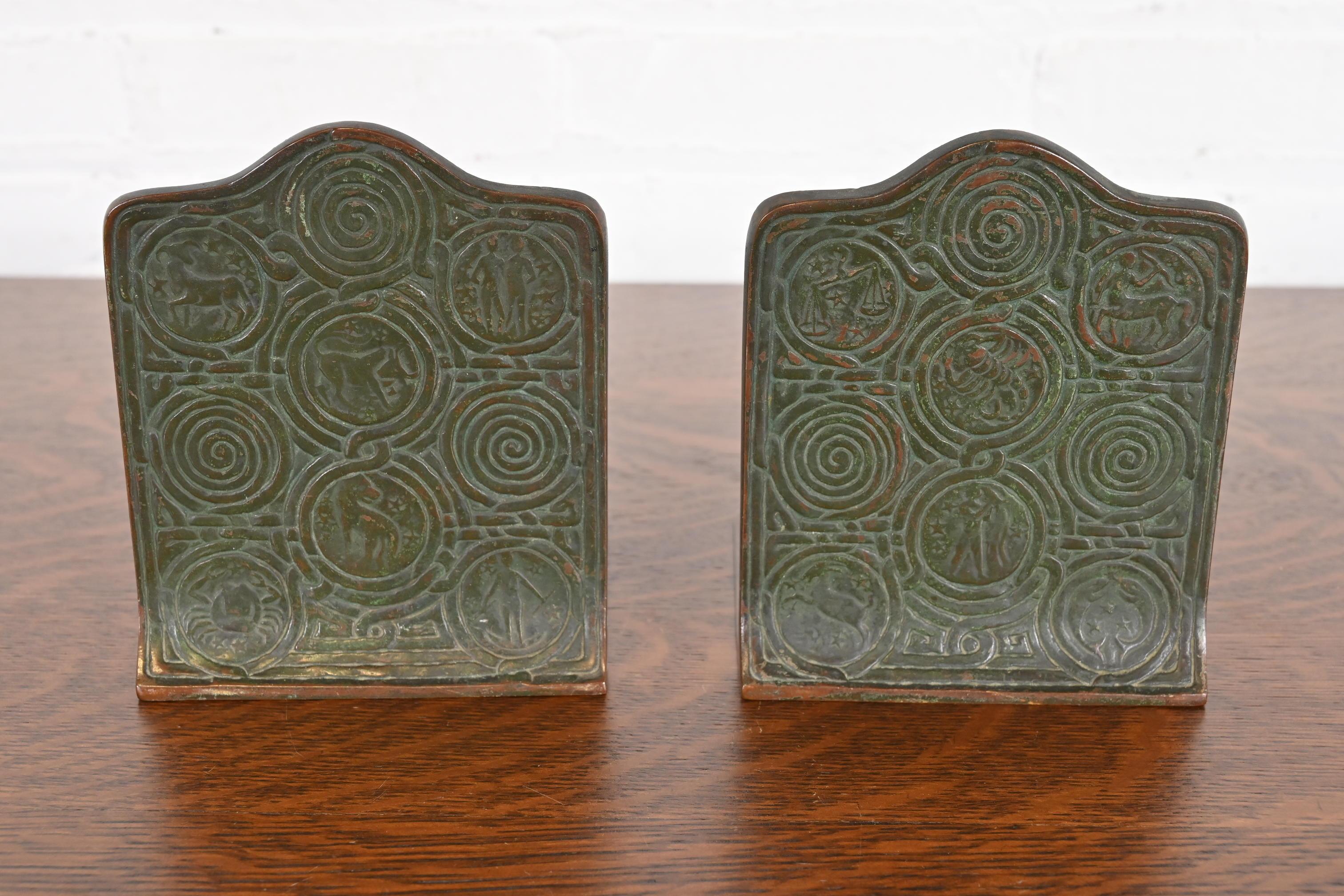 Tiffany Studios New York Bronze Zodiac Buchstützen, CIRCA 1910 (amerikanisch) im Angebot