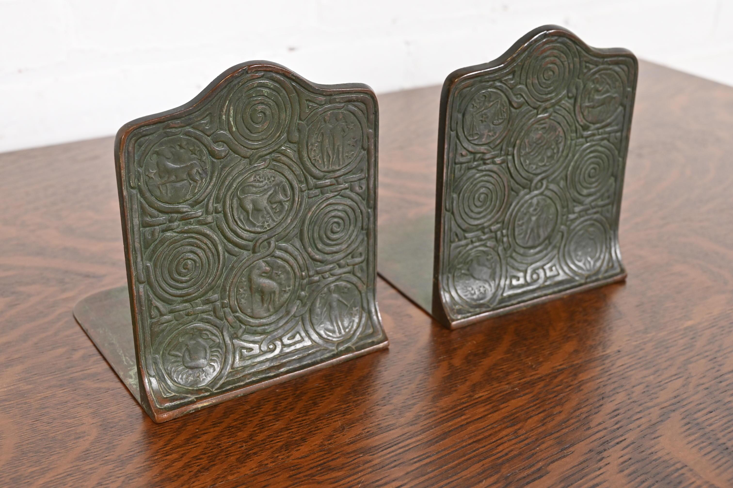 Tiffany Studios New York Bronze Zodiac Buchstützen, CIRCA 1910 im Zustand „Gut“ im Angebot in South Bend, IN