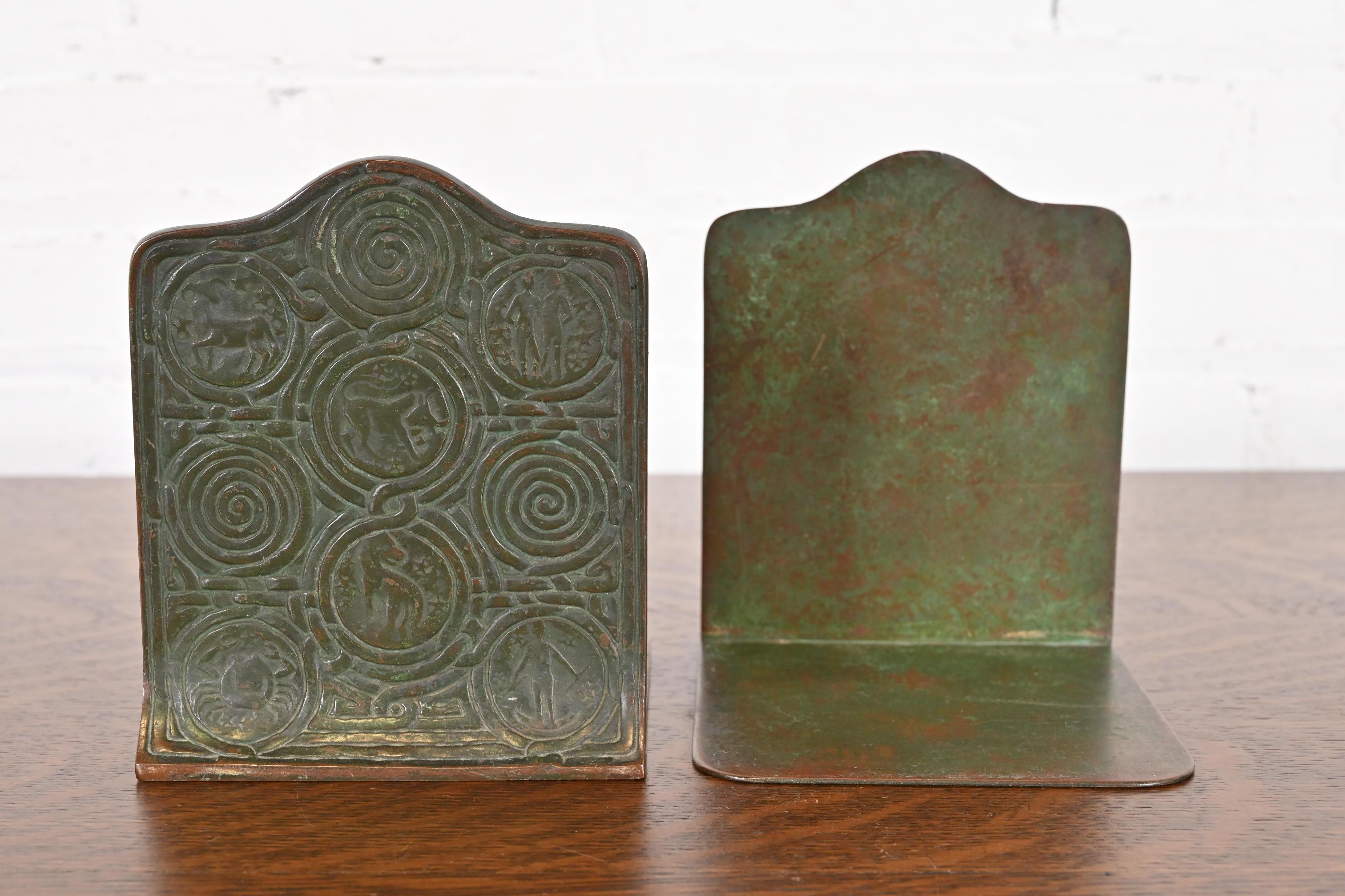 Tiffany Studios New York Bronze Zodiac Buchstützen, CIRCA 1910 (20. Jahrhundert) im Angebot