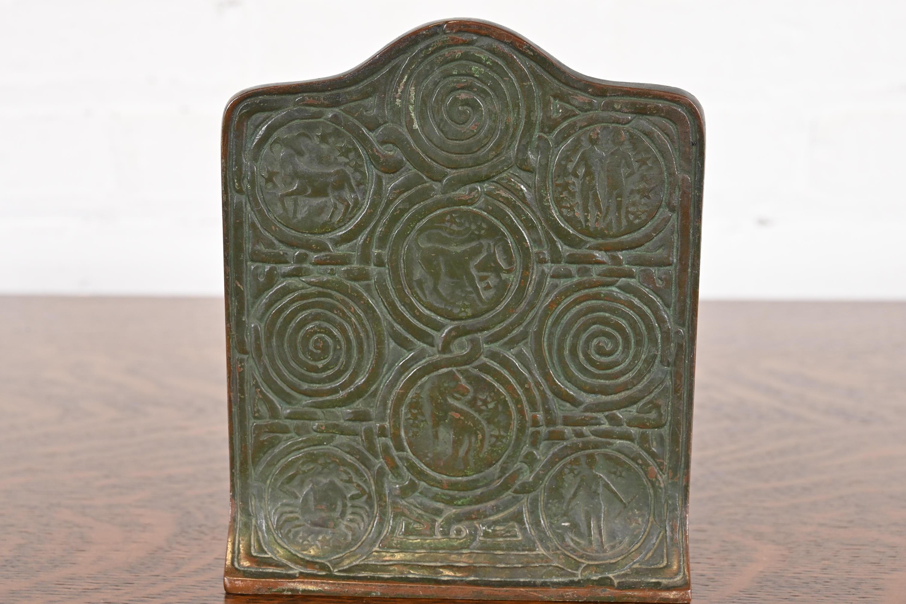 Tiffany Studios New York Bronze Zodiac Buchstützen, CIRCA 1910 im Angebot 3