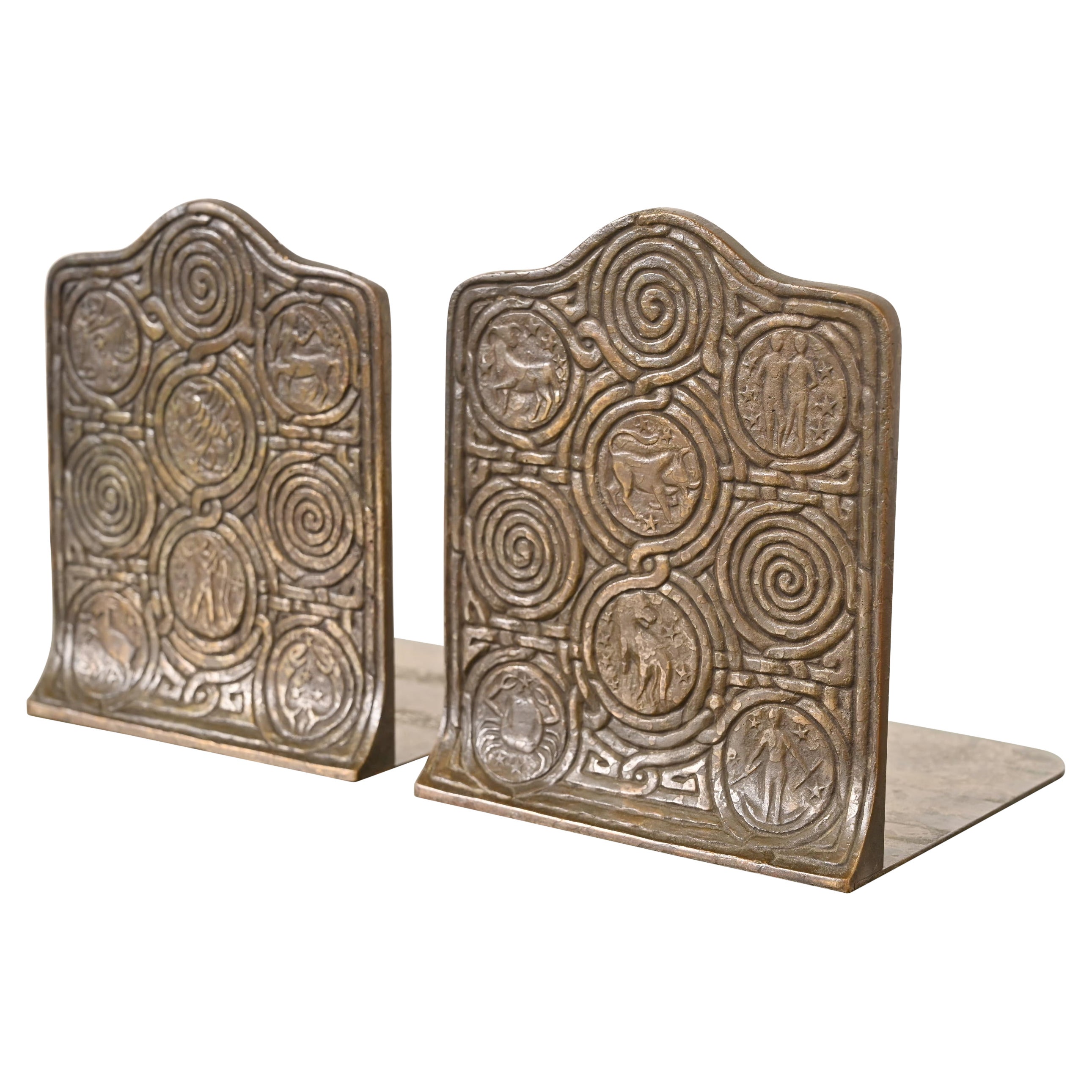 Tiffany Studios New York Bronze Zodiac Buchstützen, CIRCA 1910