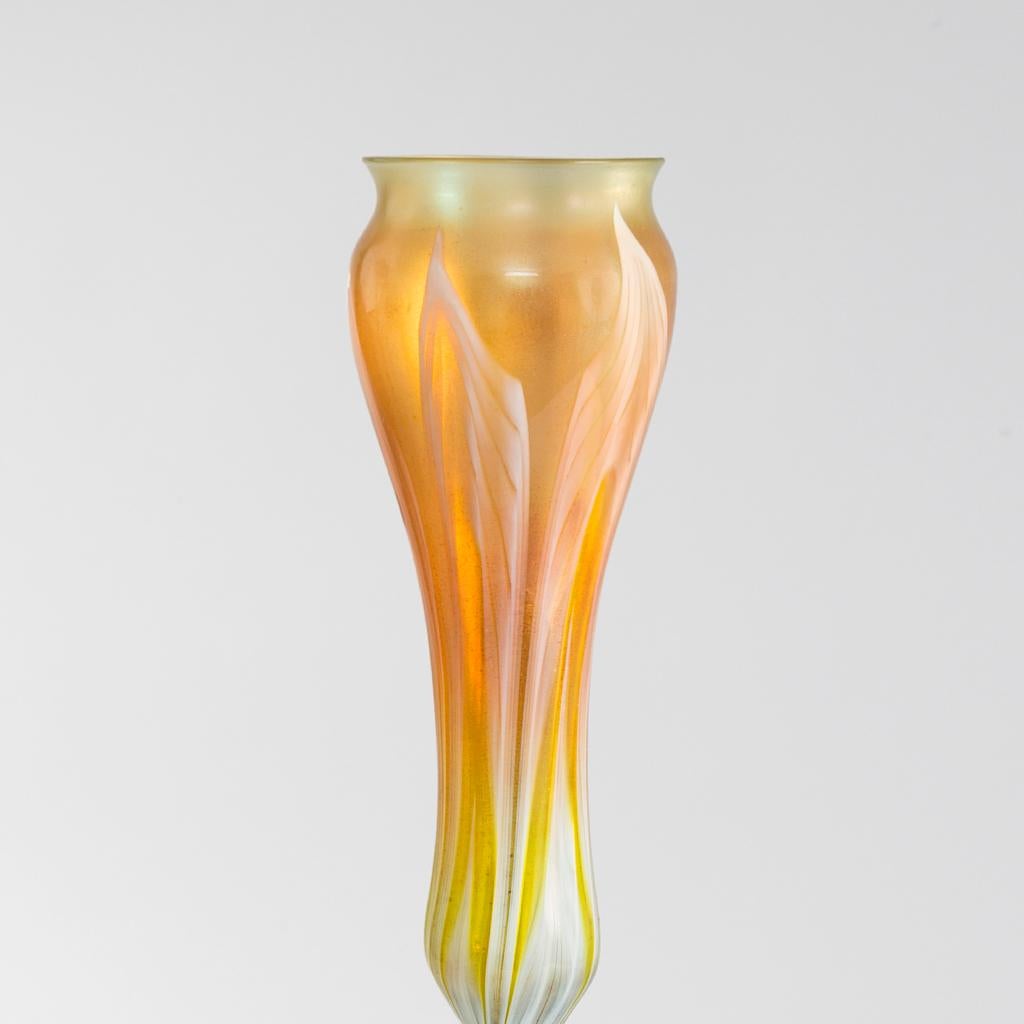 Américain Vase en verre Favrile « Calyx » en forme de fleur de Tiffany Studios New York en vente