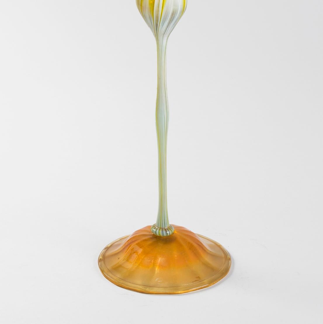 Début du 20ème siècle Vase en verre Favrile « Calyx » en forme de fleur de Tiffany Studios New York en vente
