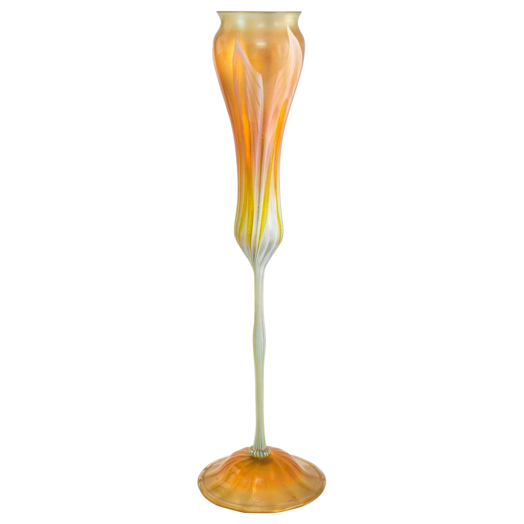 Vase en verre Favrile « Calyx » en forme de fleur de Tiffany Studios New York