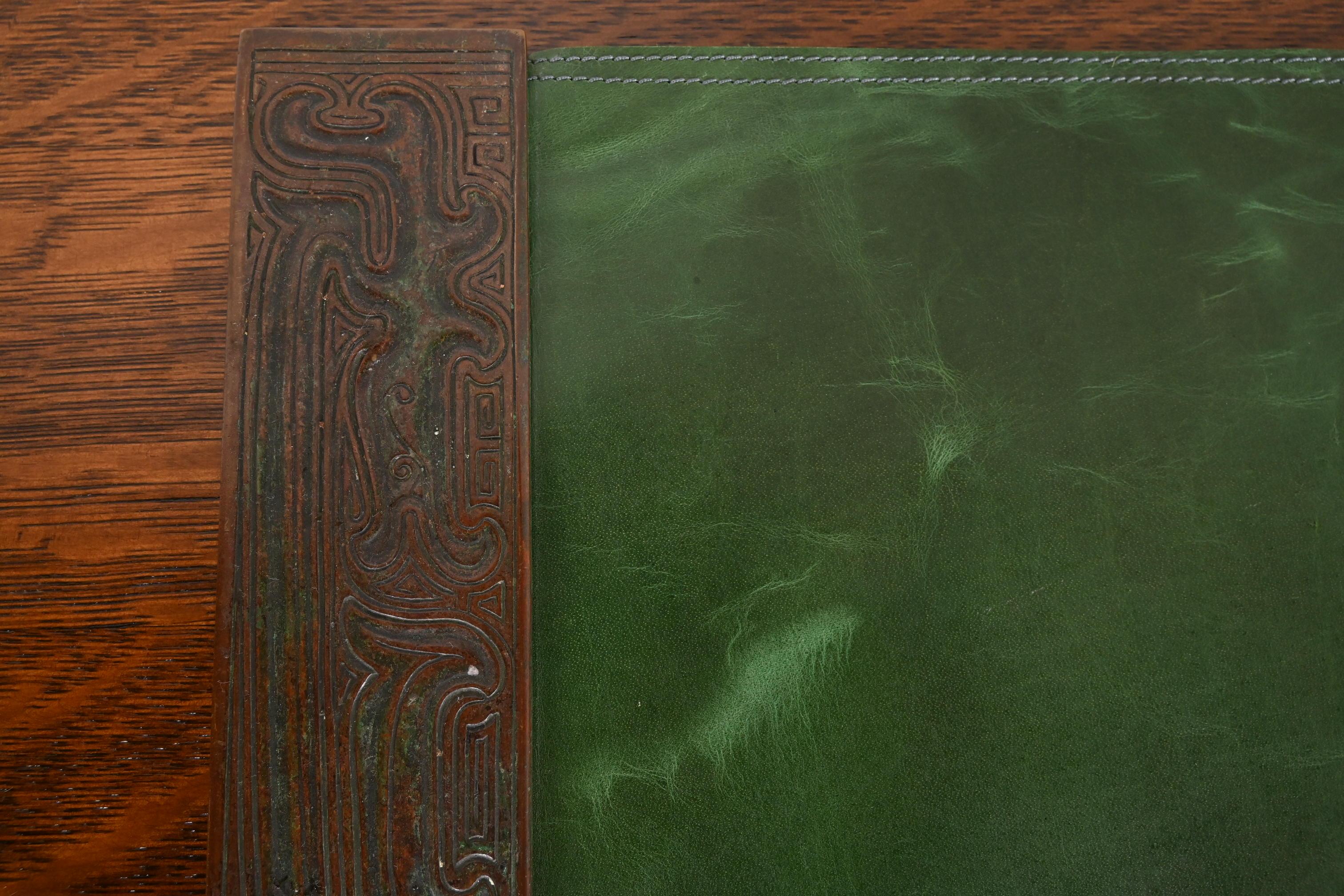 Tiffany Studios New York, modello cinese in bronzo, con pad in pelle in vendita 3