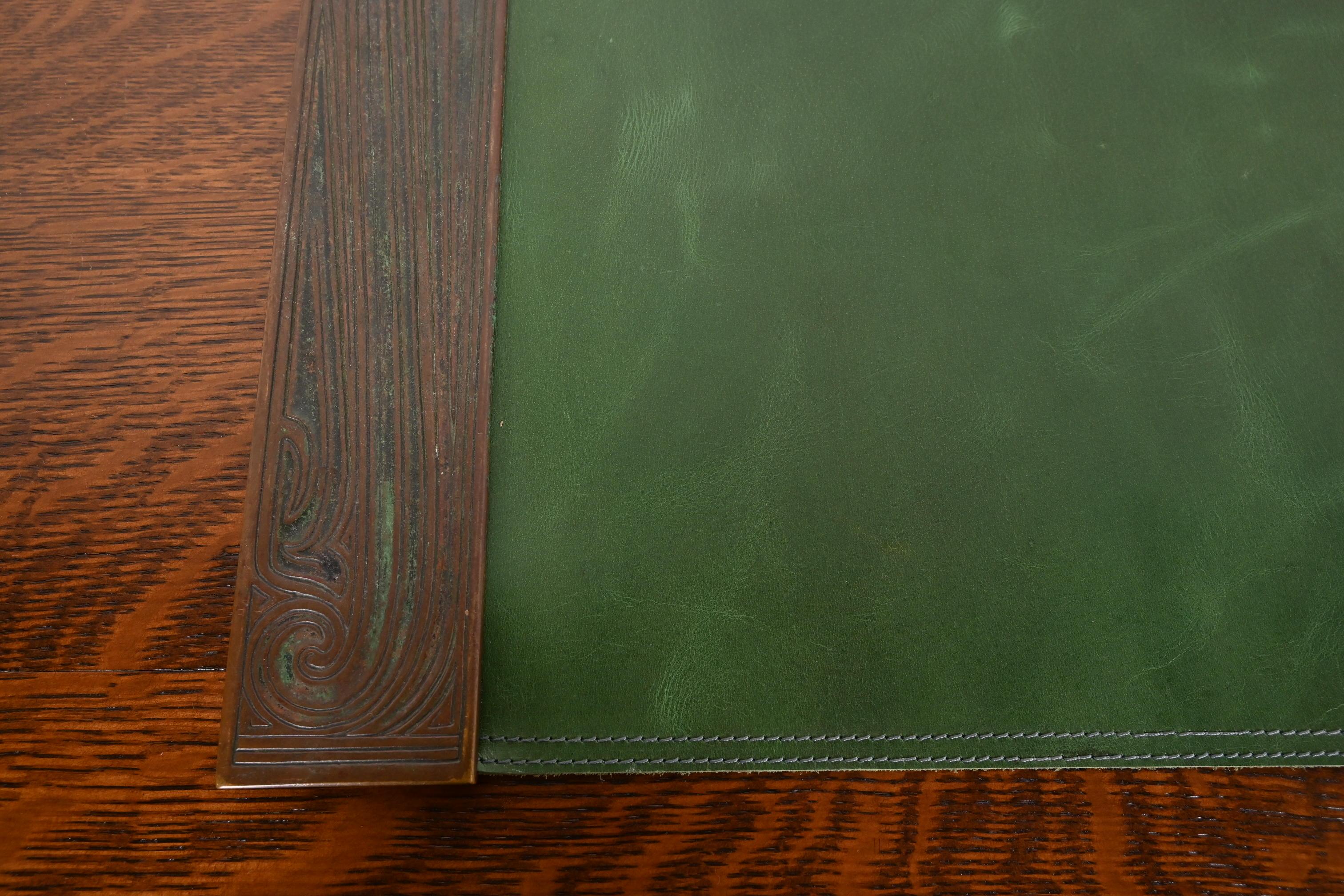 Tiffany Studios New York, modello cinese in bronzo, con pad in pelle in vendita 4