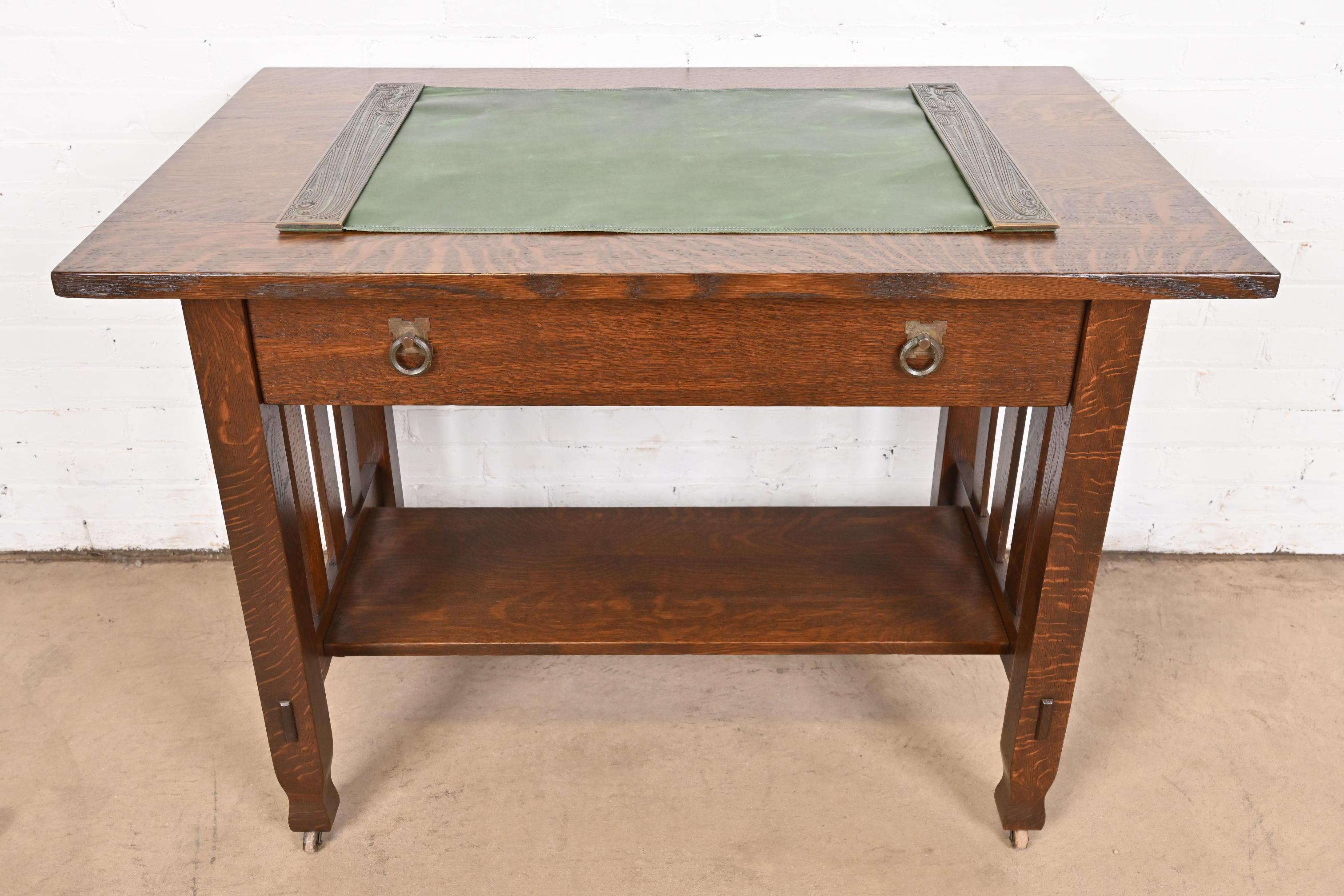 Arts and Crafts Tiffany Studios New York, modello cinese in bronzo, con pad in pelle in vendita