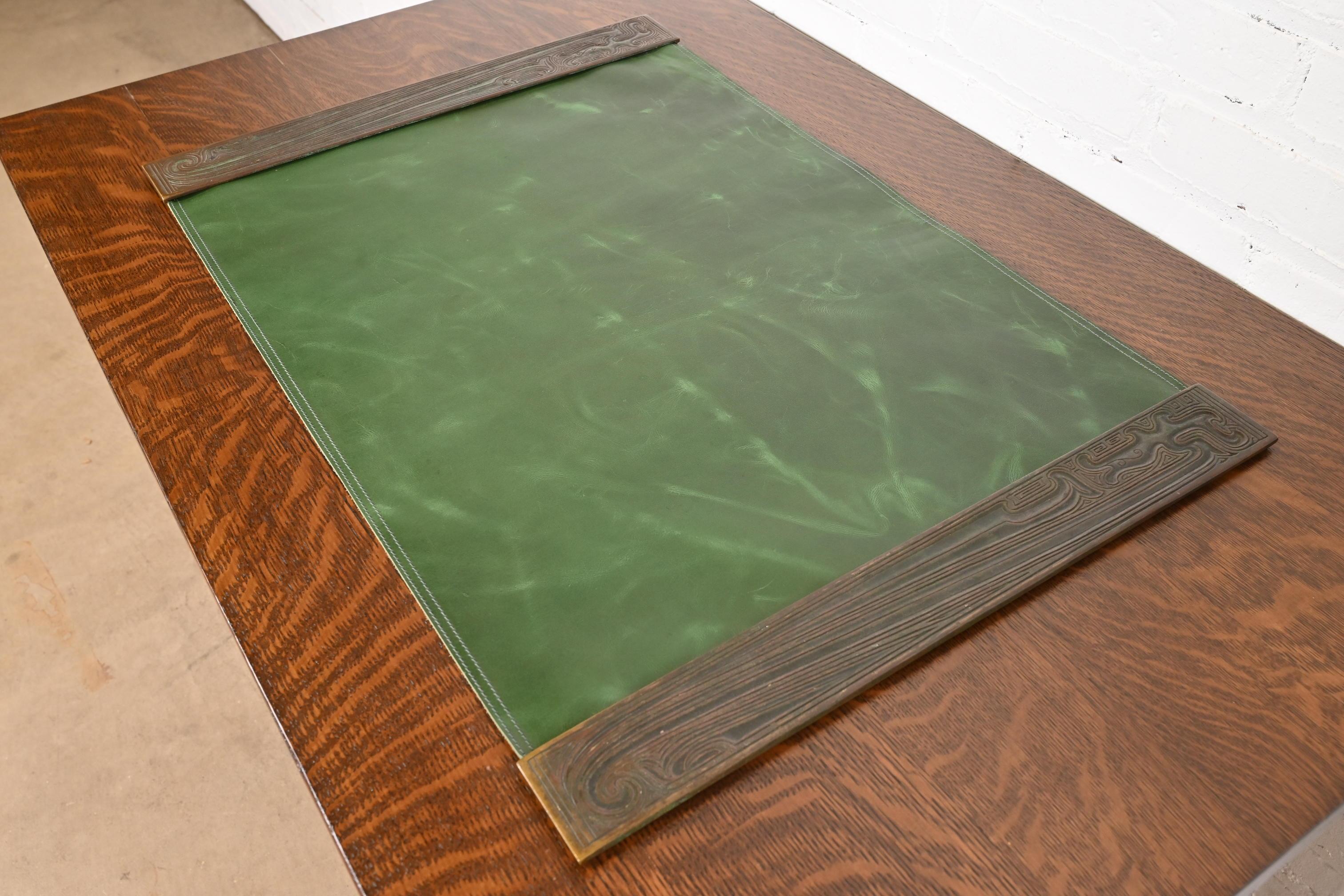 Americano Tiffany Studios New York, modello cinese in bronzo, con pad in pelle in vendita