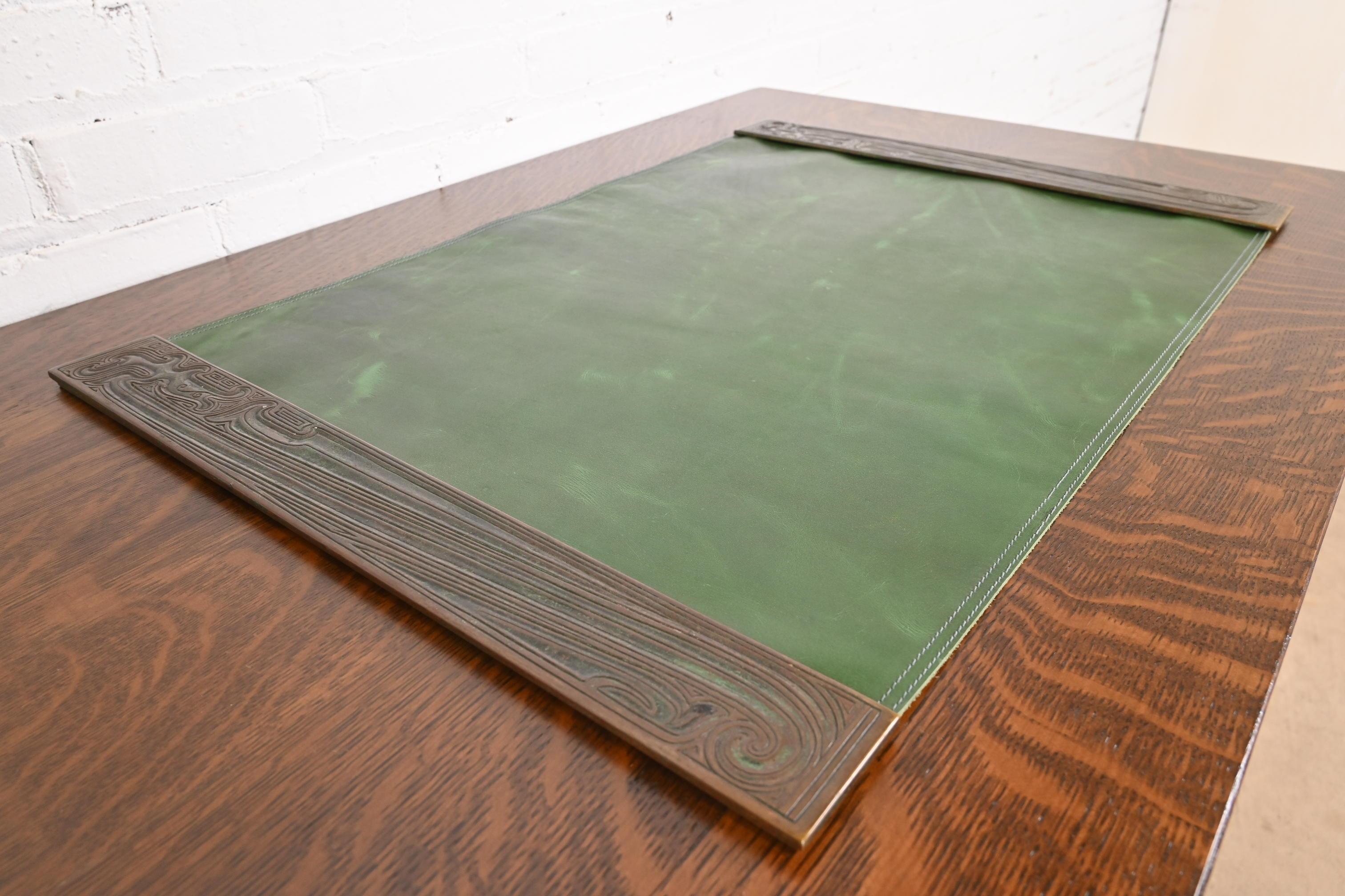 Bronzo Tiffany Studios New York, modello cinese in bronzo, con pad in pelle in vendita