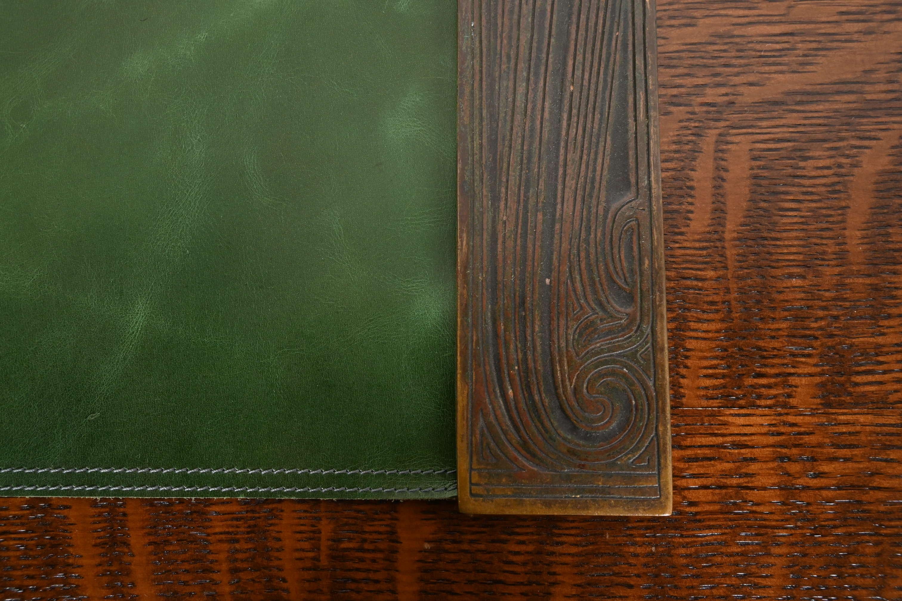 Tiffany Studios New York, modello cinese in bronzo, con pad in pelle in vendita 1