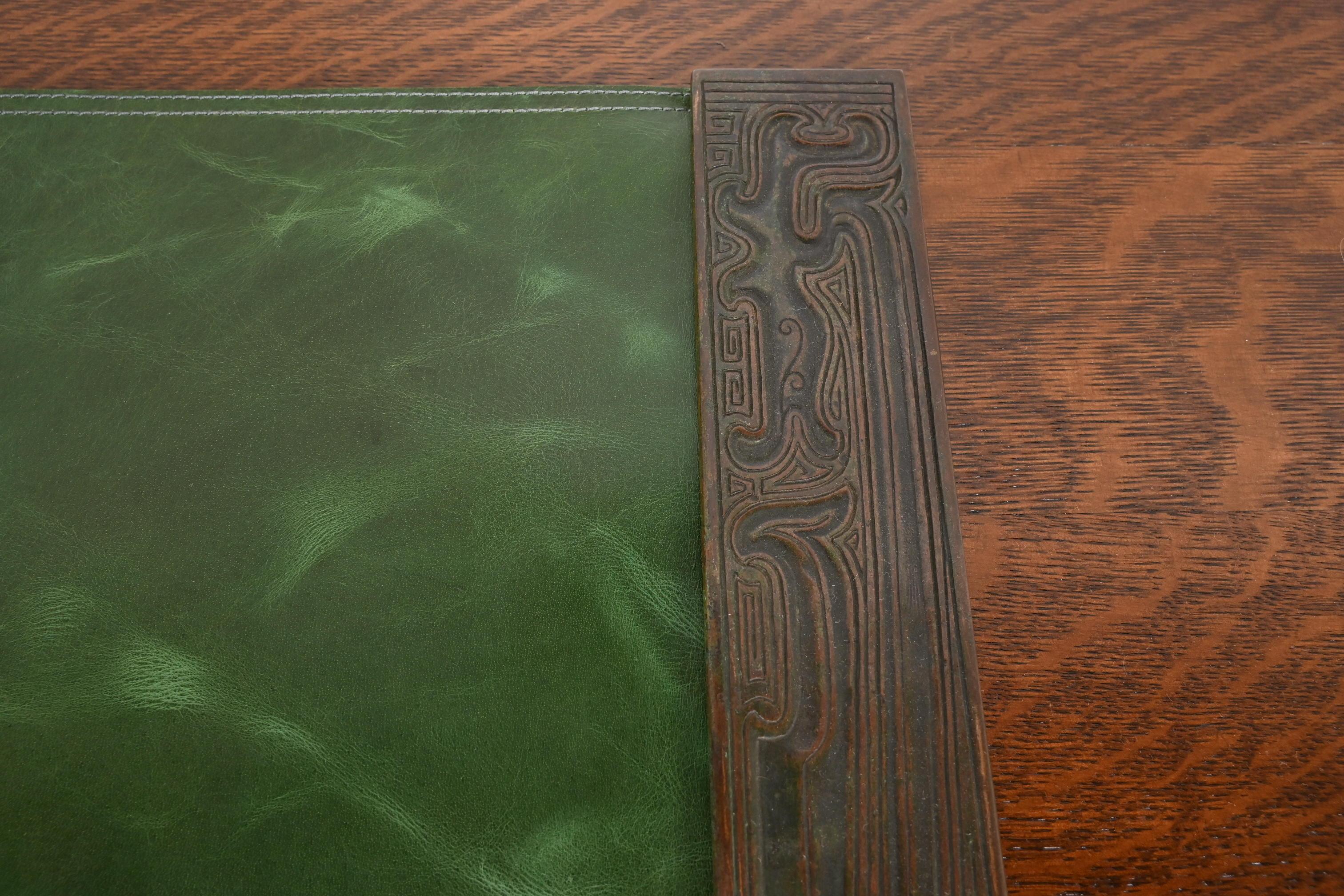 Tiffany Studios New York, modello cinese in bronzo, con pad in pelle in vendita 2
