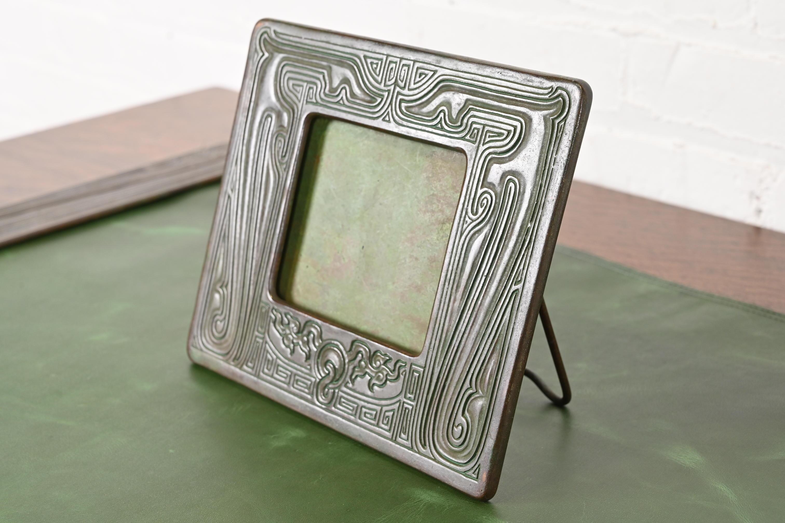 Tiffany Studios Nueva York Motivo chino Marco de bronce para calendario o marco de fotos Estadounidense en venta
