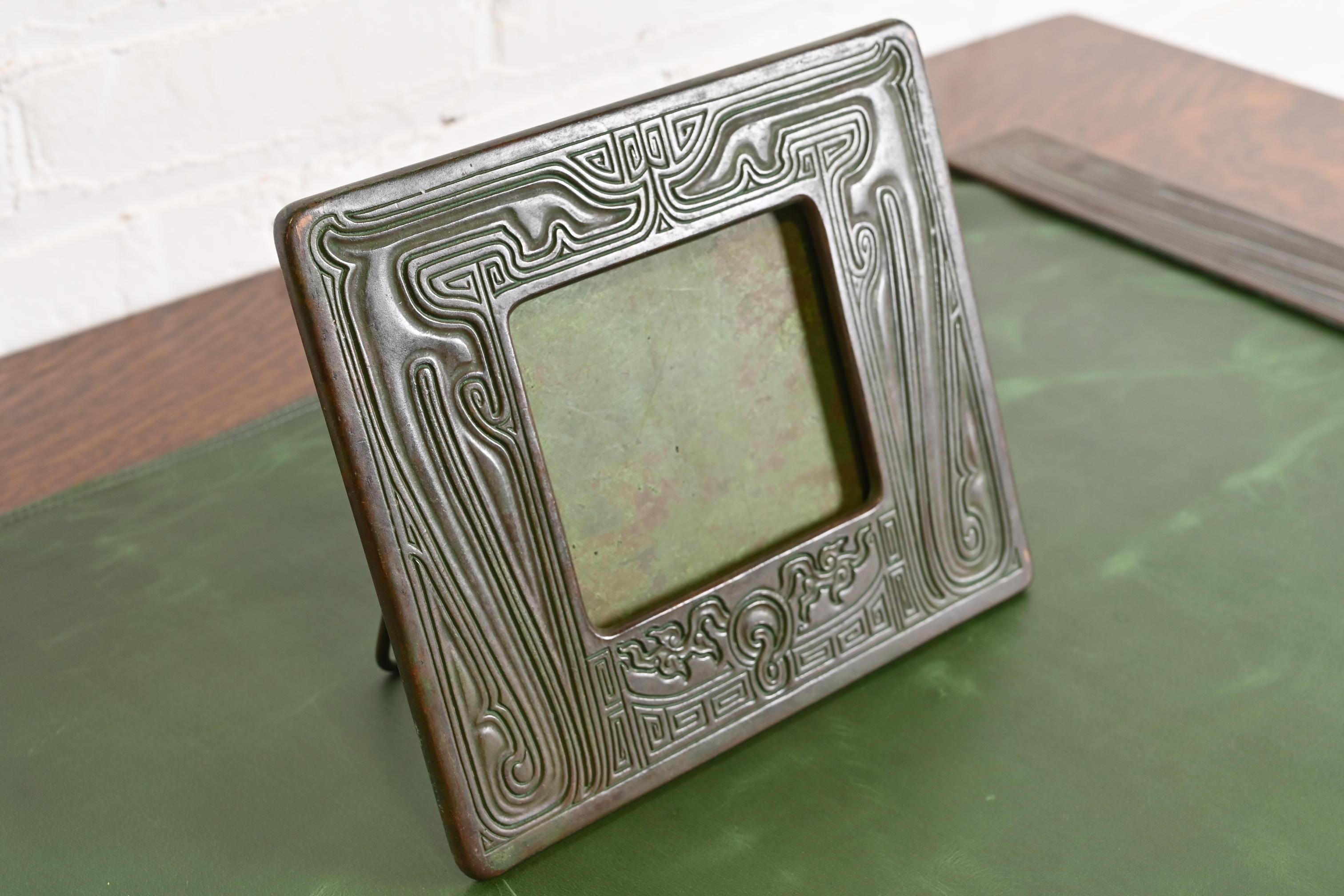 Tiffany Studios Nueva York Motivo chino Marco de bronce para calendario o marco de fotos siglo XX en venta