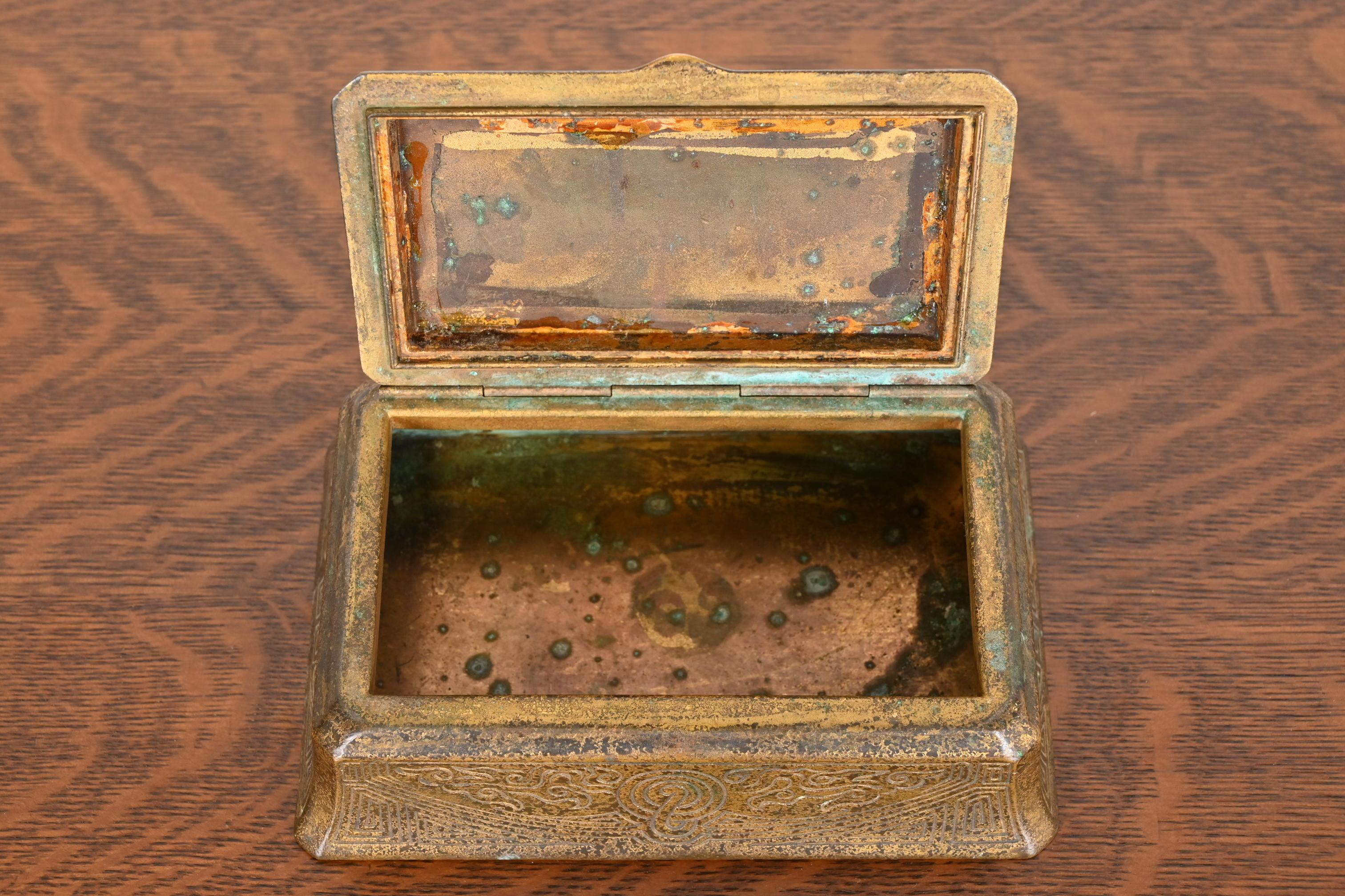 Tiffany Studios Nueva York Caja Doré de Bronce con Diseño Chino, Circa 1910 en venta 5