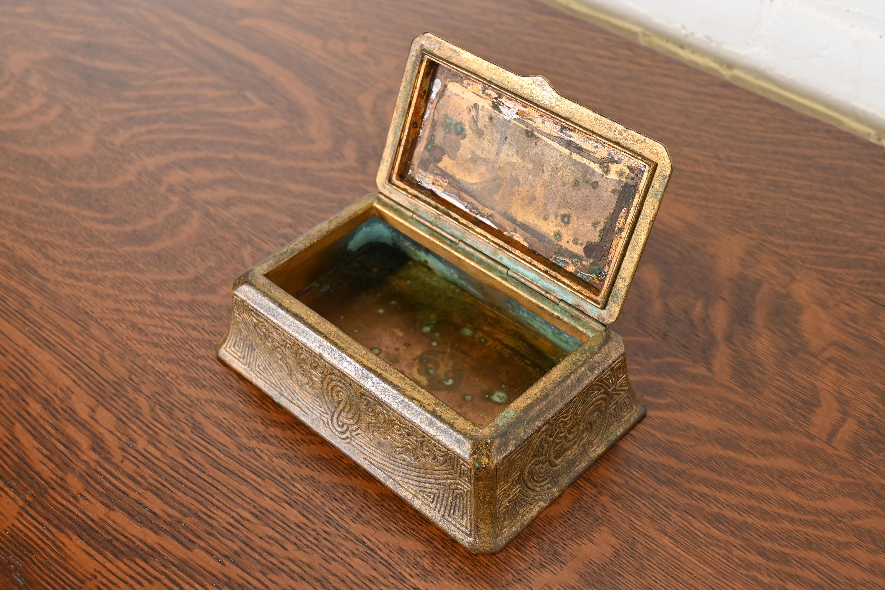 Tiffany Studios Nueva York Caja Doré de Bronce con Diseño Chino, Circa 1910 en venta 6