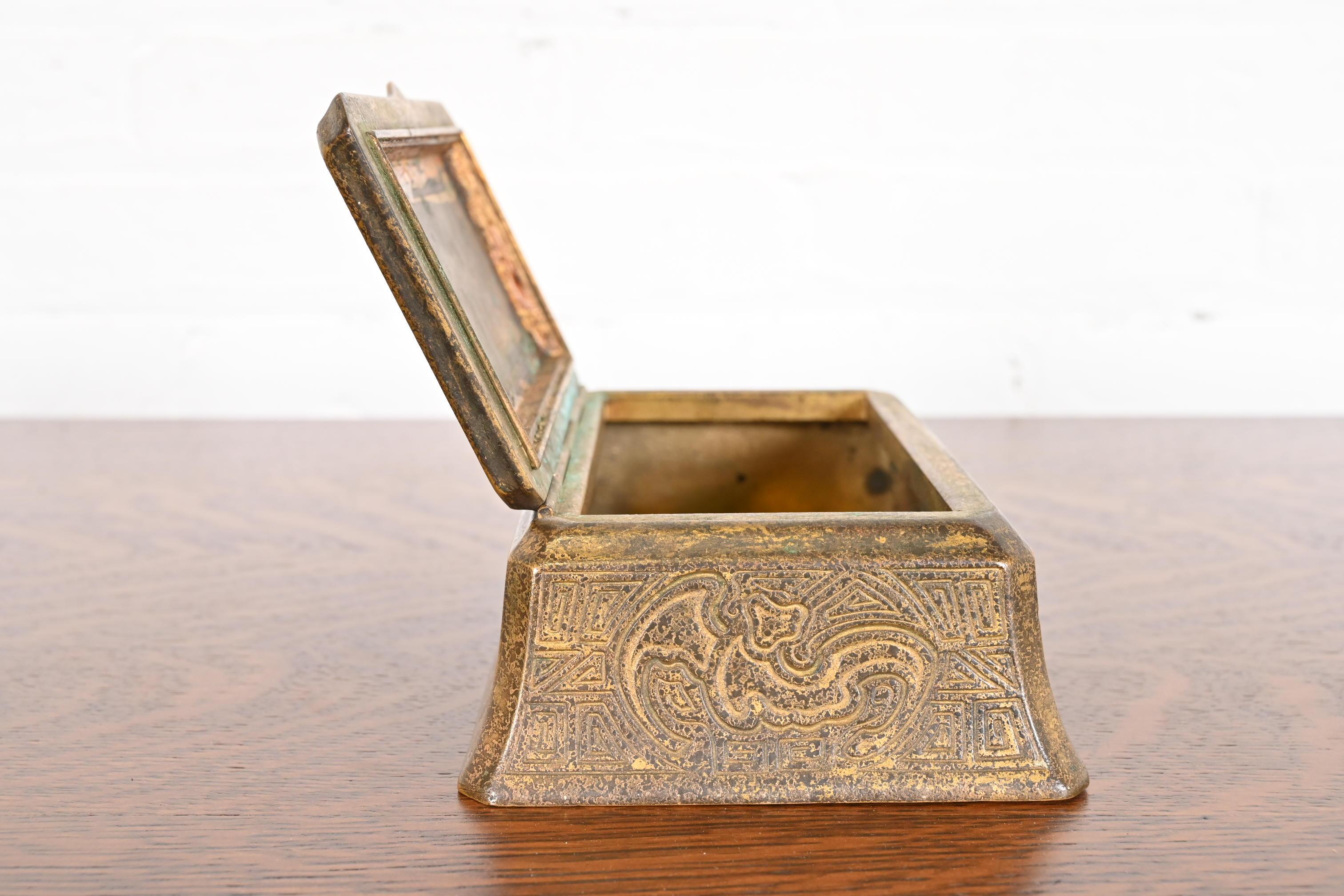 Tiffany Studios Nueva York Caja Doré de Bronce con Diseño Chino, Circa 1910 en venta 7