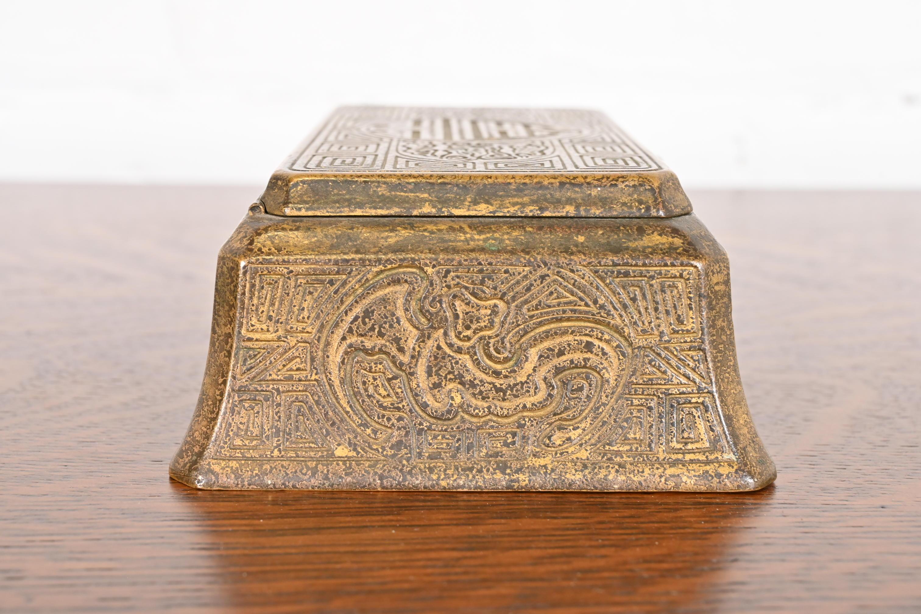 Tiffany Studios Nueva York Caja Doré de Bronce con Diseño Chino, Circa 1910 en venta 8
