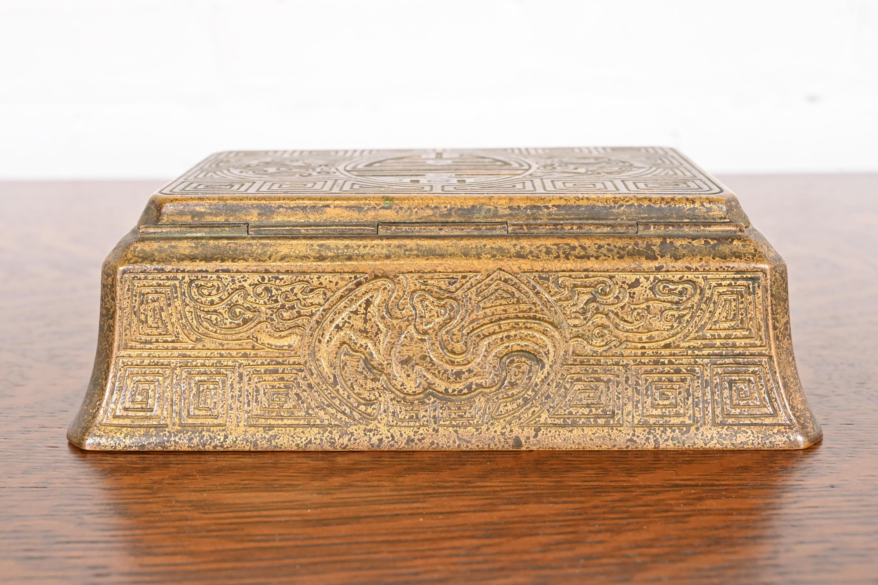 Tiffany Studios Nueva York Caja Doré de Bronce con Diseño Chino, Circa 1910 en venta 9
