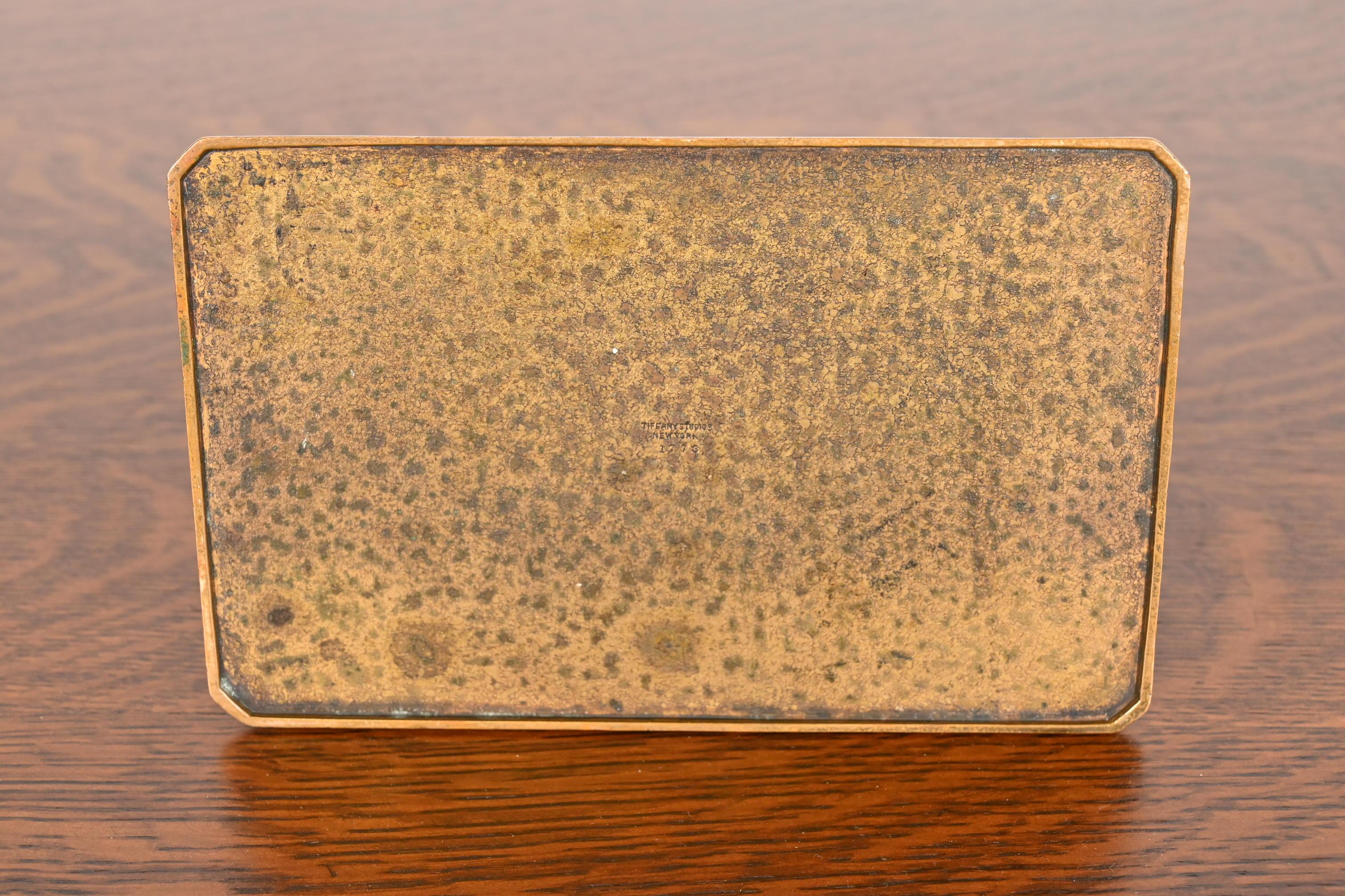 Tiffany Studios Nueva York Caja Doré de Bronce con Diseño Chino, Circa 1910 en venta 10