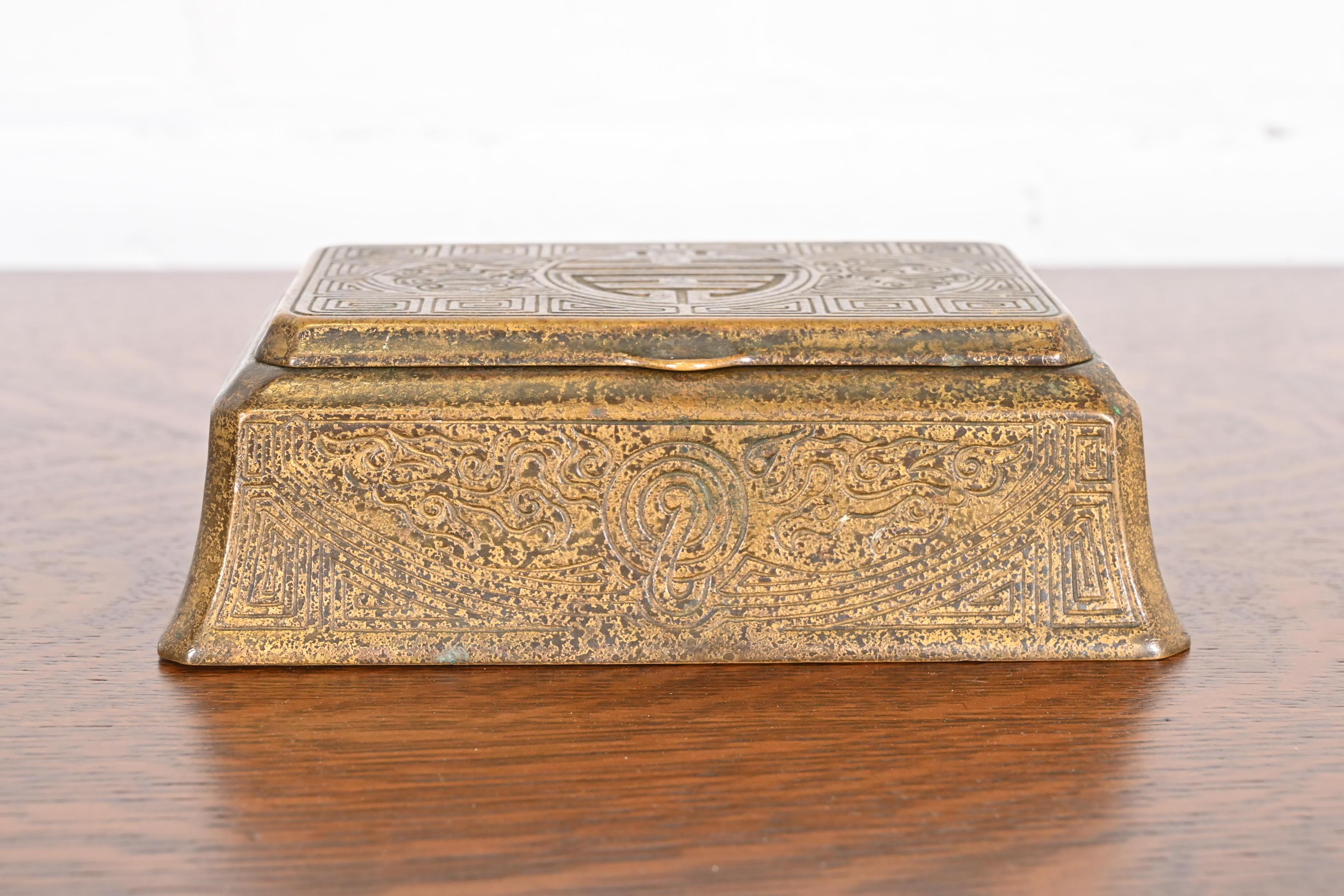 Tiffany Studios Nueva York Caja Doré de Bronce con Diseño Chino, Circa 1910 Artes y manualidades en venta