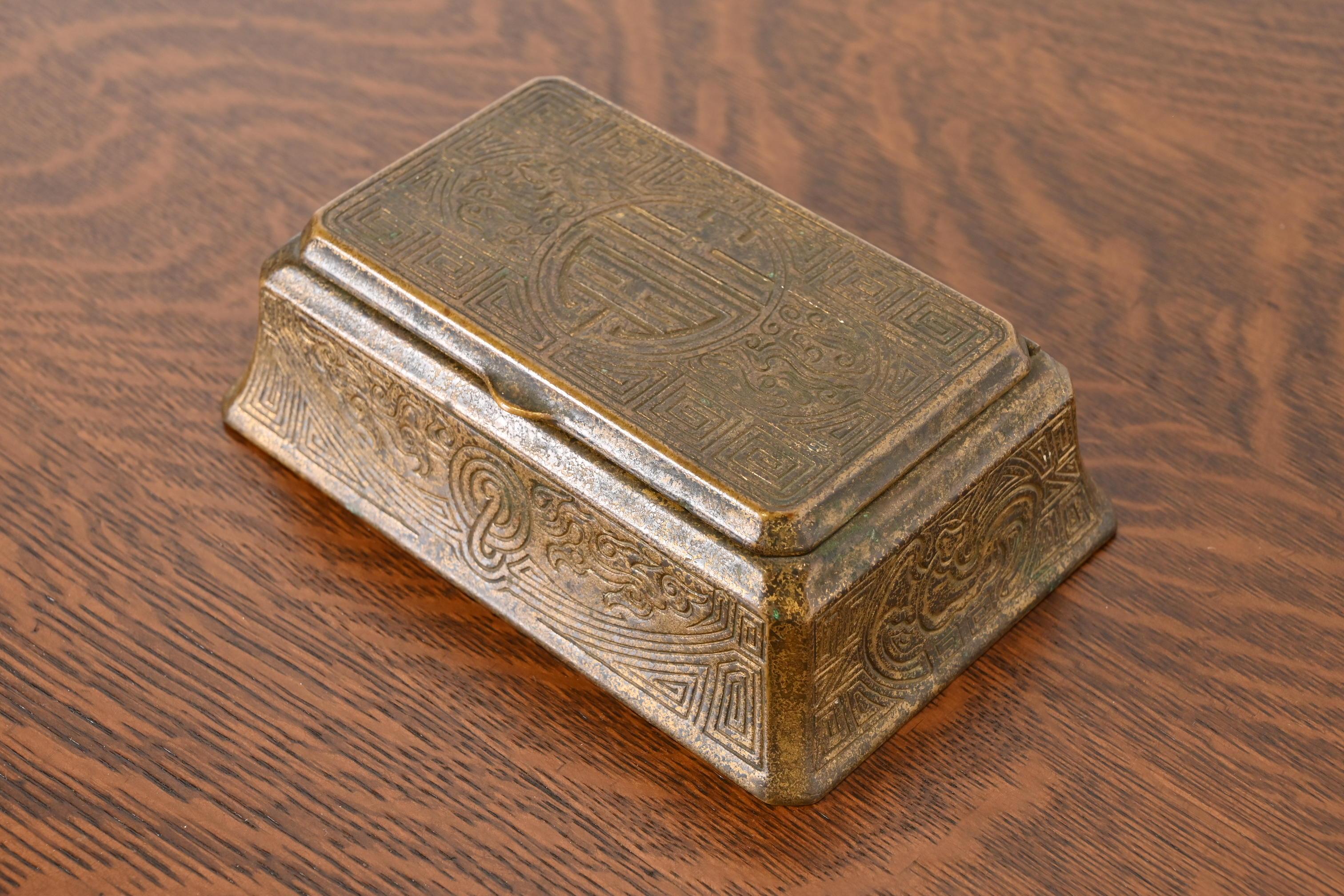 Tiffany Studios Nueva York Caja Doré de Bronce con Diseño Chino, Circa 1910 Estadounidense en venta
