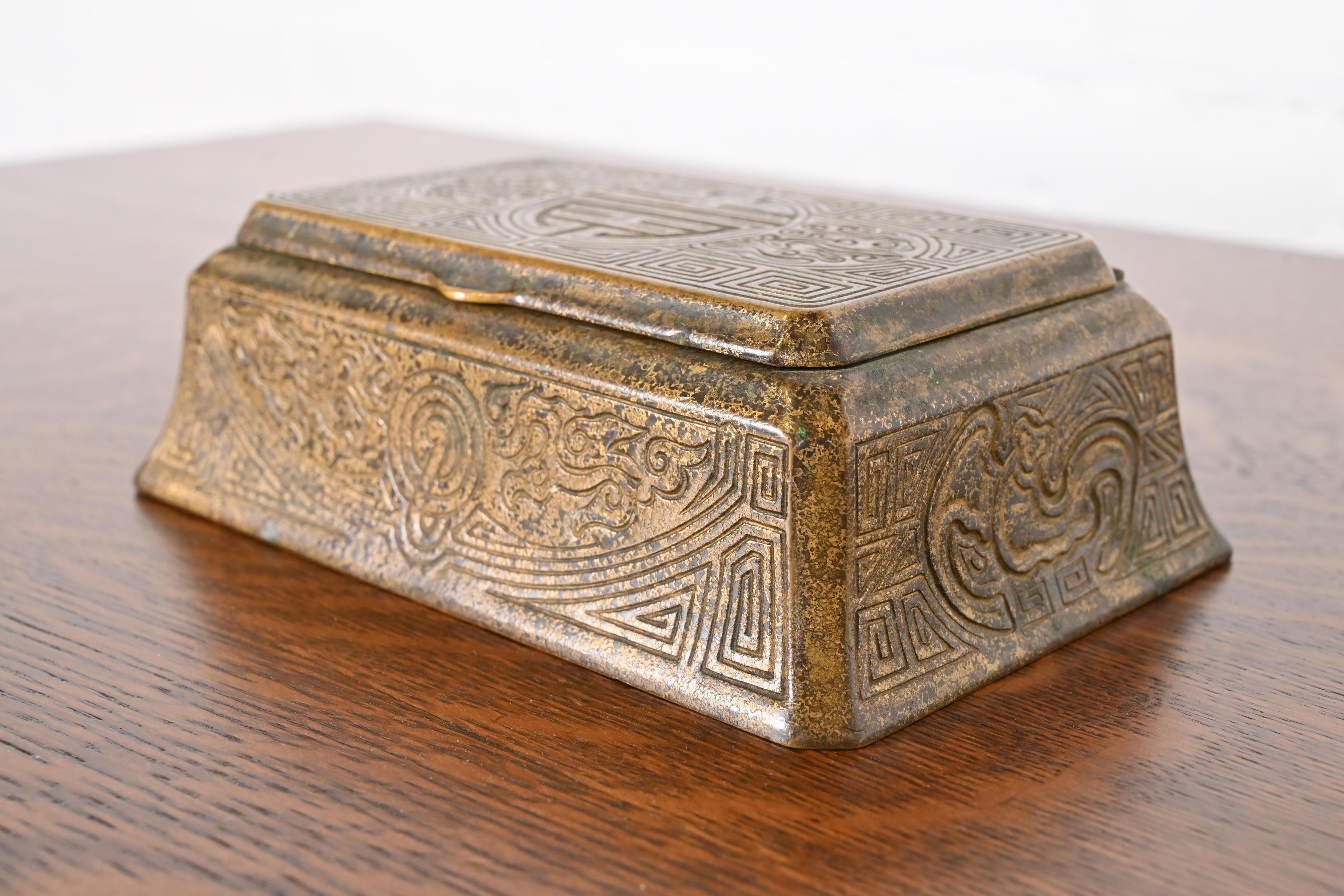 Tiffany Studios Nueva York Caja Doré de Bronce con Diseño Chino, Circa 1910 en Bueno estado para la venta en South Bend, IN