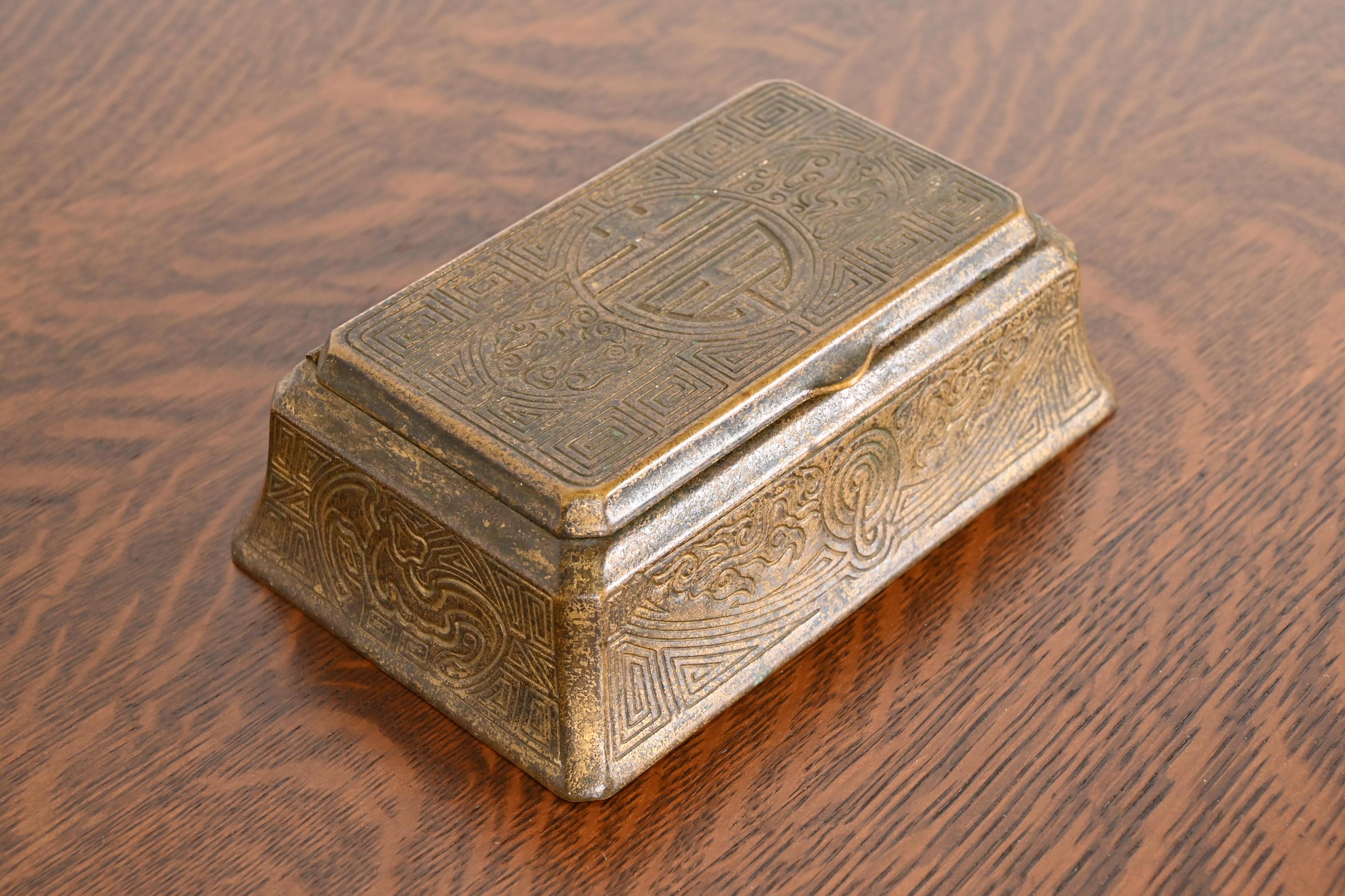 Tiffany Studios Nueva York Caja Doré de Bronce con Diseño Chino, Circa 1910 siglo XX en venta