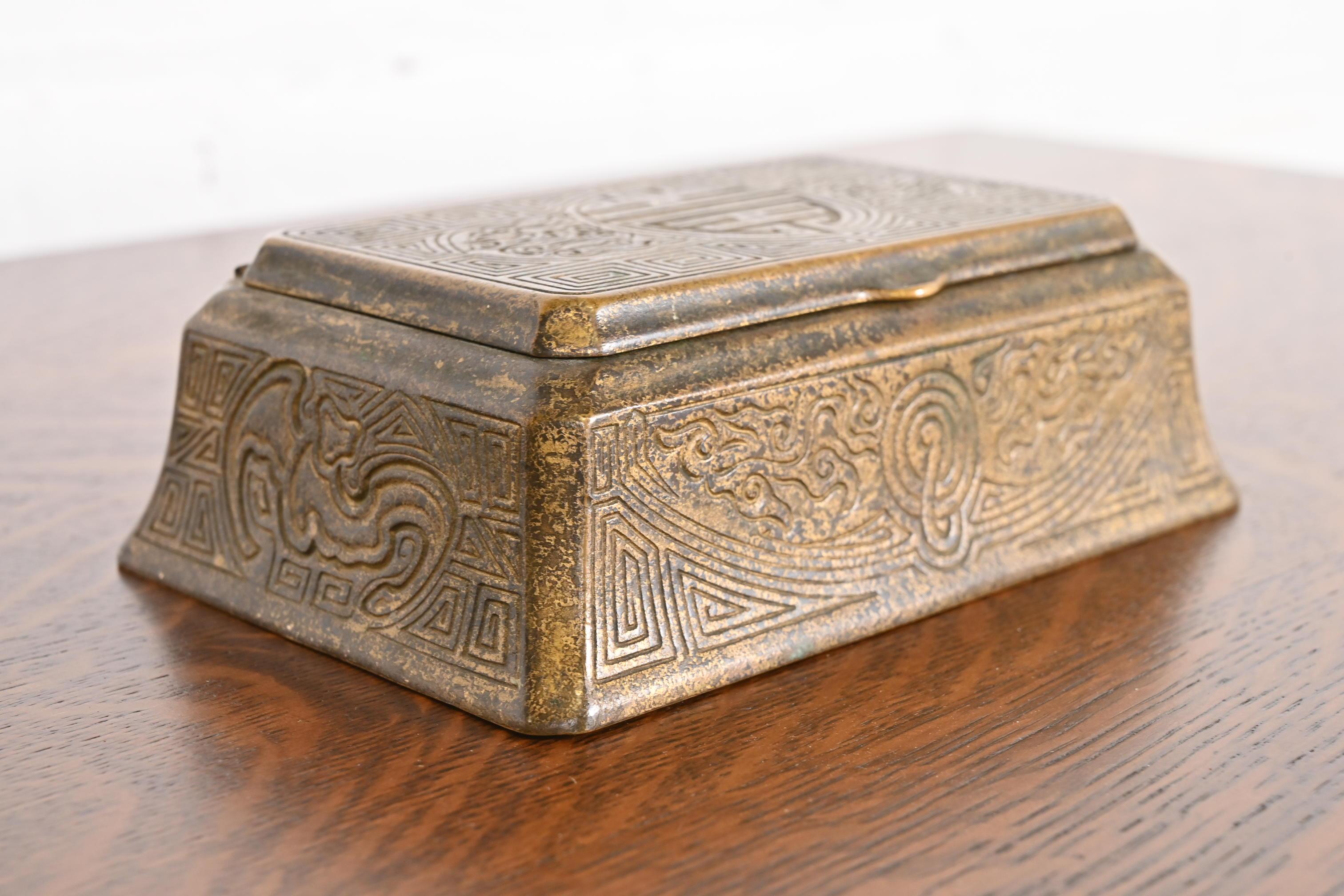Tiffany Studios Nueva York Caja Doré de Bronce con Diseño Chino, Circa 1910 en venta 1