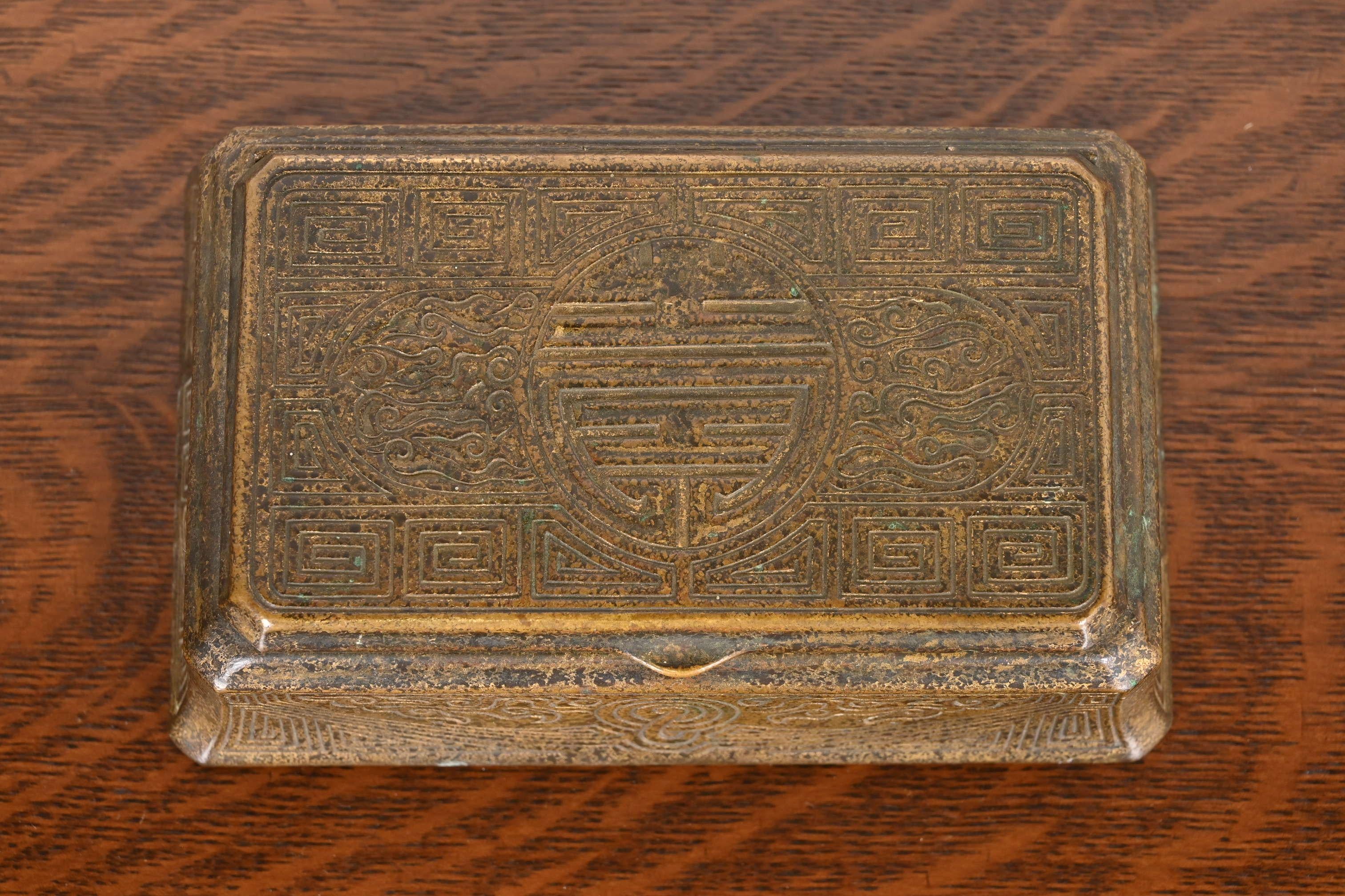 Tiffany Studios Nueva York Caja Doré de Bronce con Diseño Chino, Circa 1910 en venta 2
