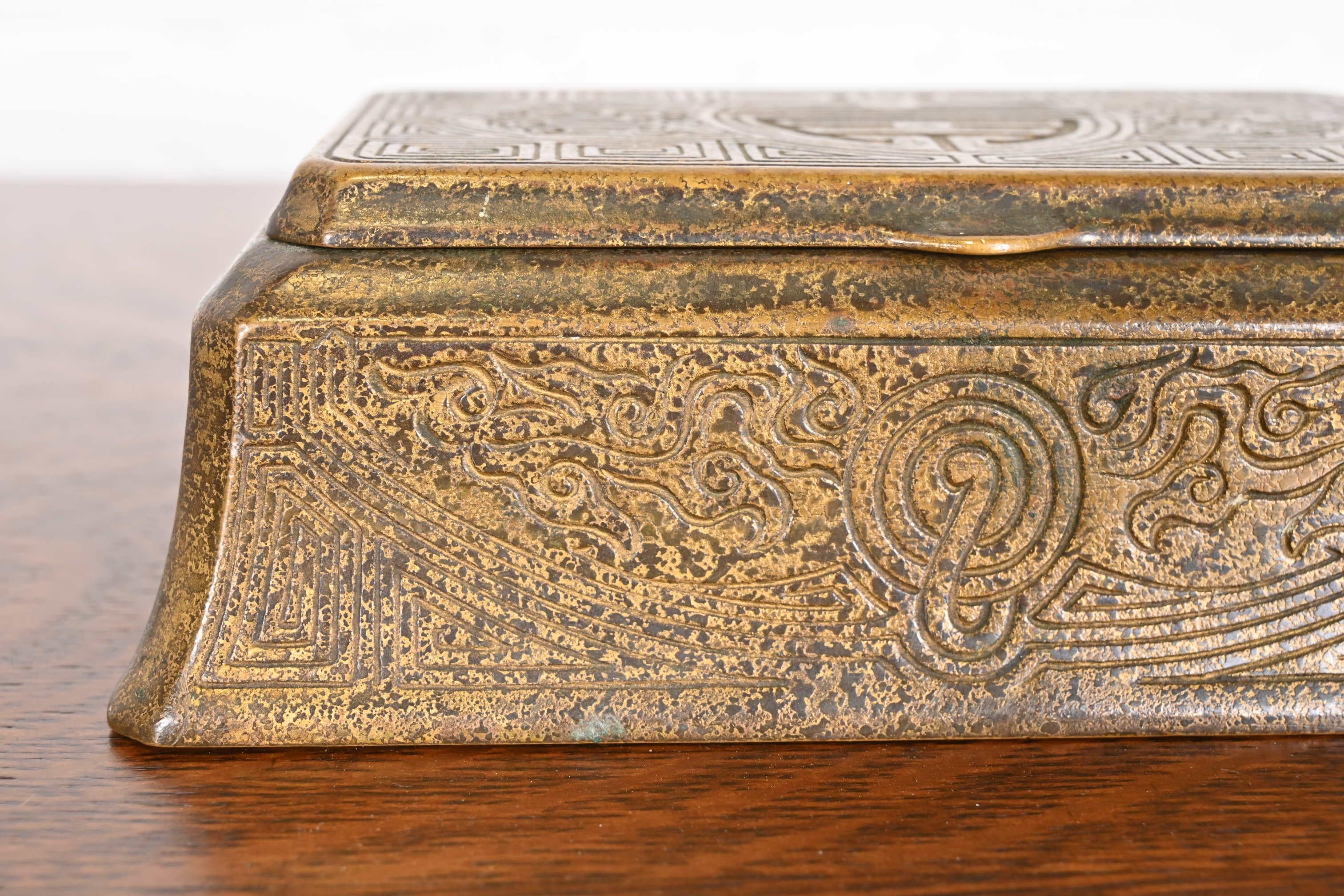 Tiffany Studios Nueva York Caja Doré de Bronce con Diseño Chino, Circa 1910 en venta 3