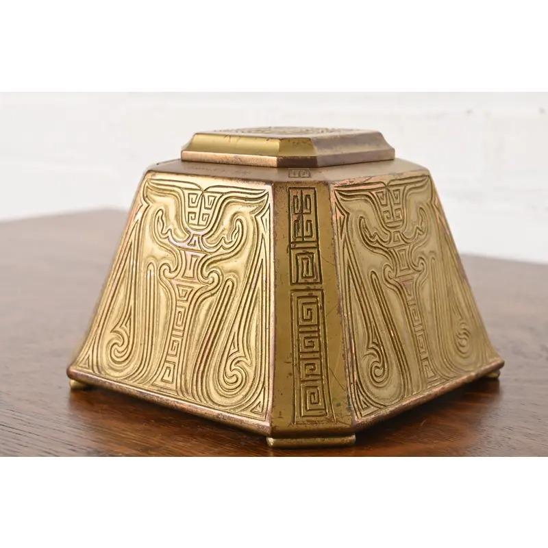 Tiffany Studios New York Chinese Pattern Bronze Doré Large Inkwell (Arts and Crafts) im Angebot