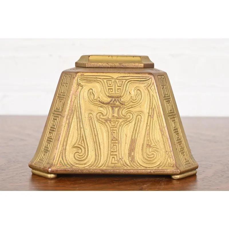 Tiffany Studios New York Chinese Pattern Bronze Doré Large Inkwell im Zustand „Gut“ im Angebot in South Bend, IN