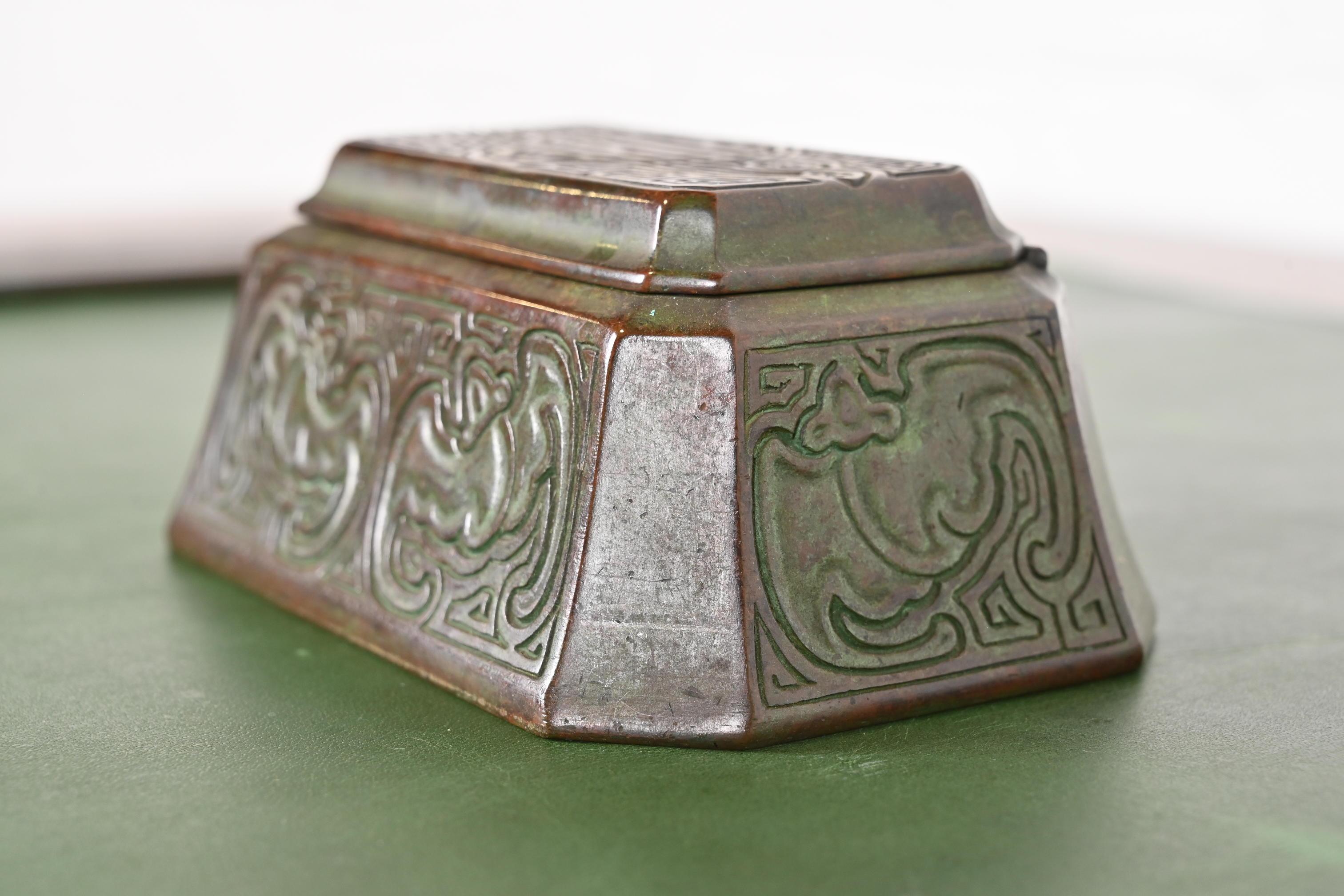 Tiffany Studios New York Chinese Pattern Bronze Stempel Box (Arts and Crafts) im Angebot