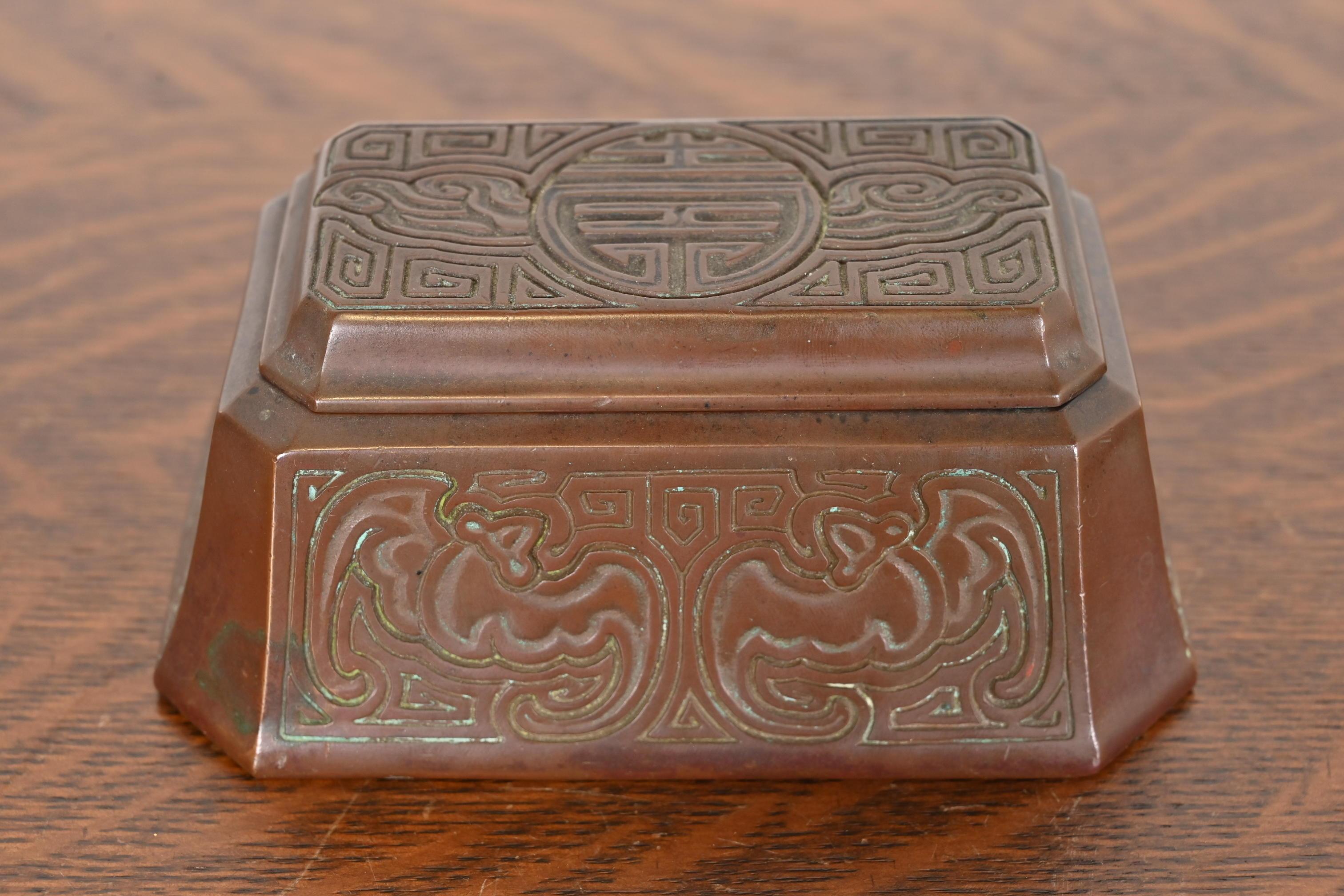 Tiffany Studios Nueva York Caja de sellos de bronce con motivos chinos Artes y manualidades en venta