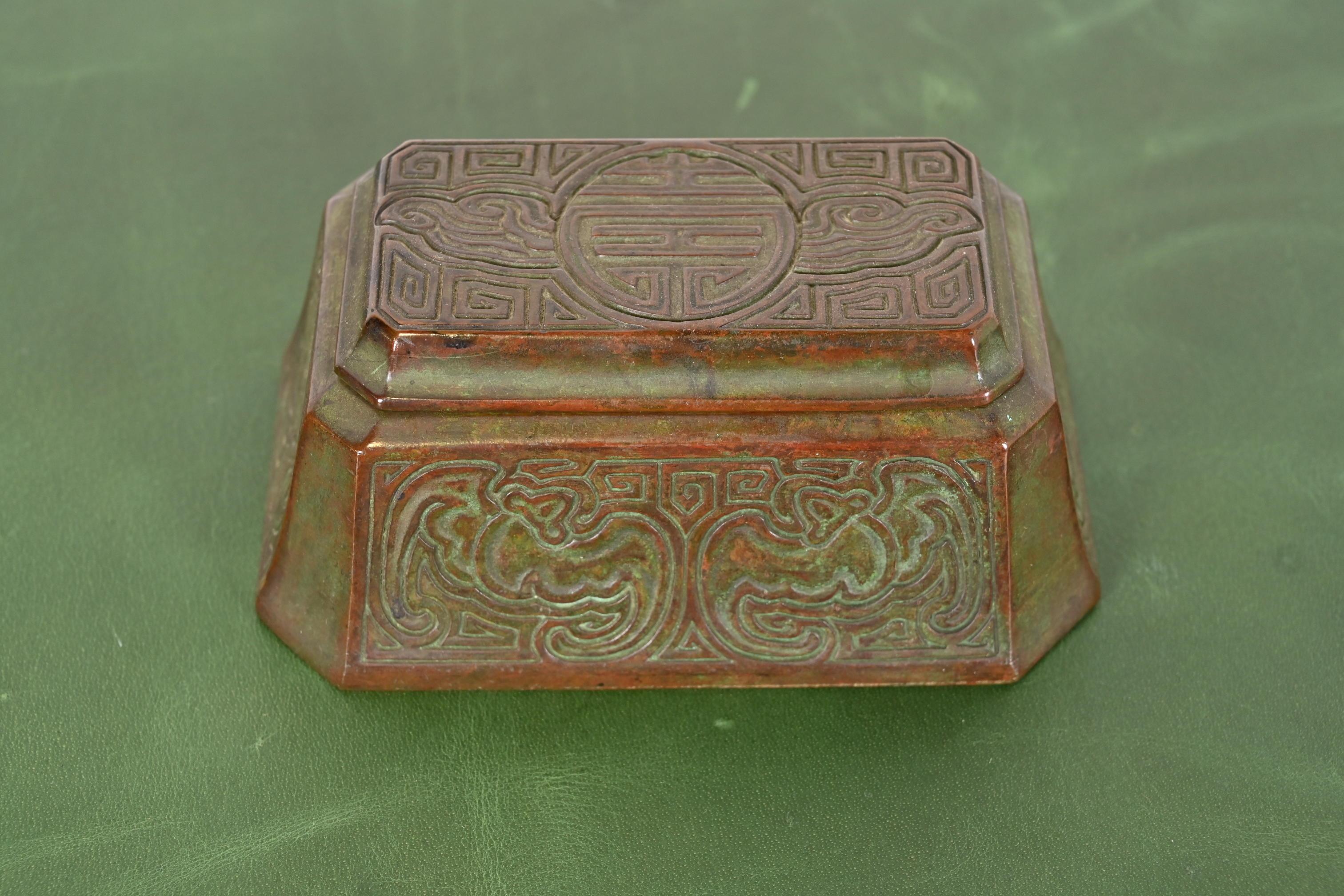 Tiffany Studios New York Chinese Pattern Bronze Stempel Box (amerikanisch) im Angebot