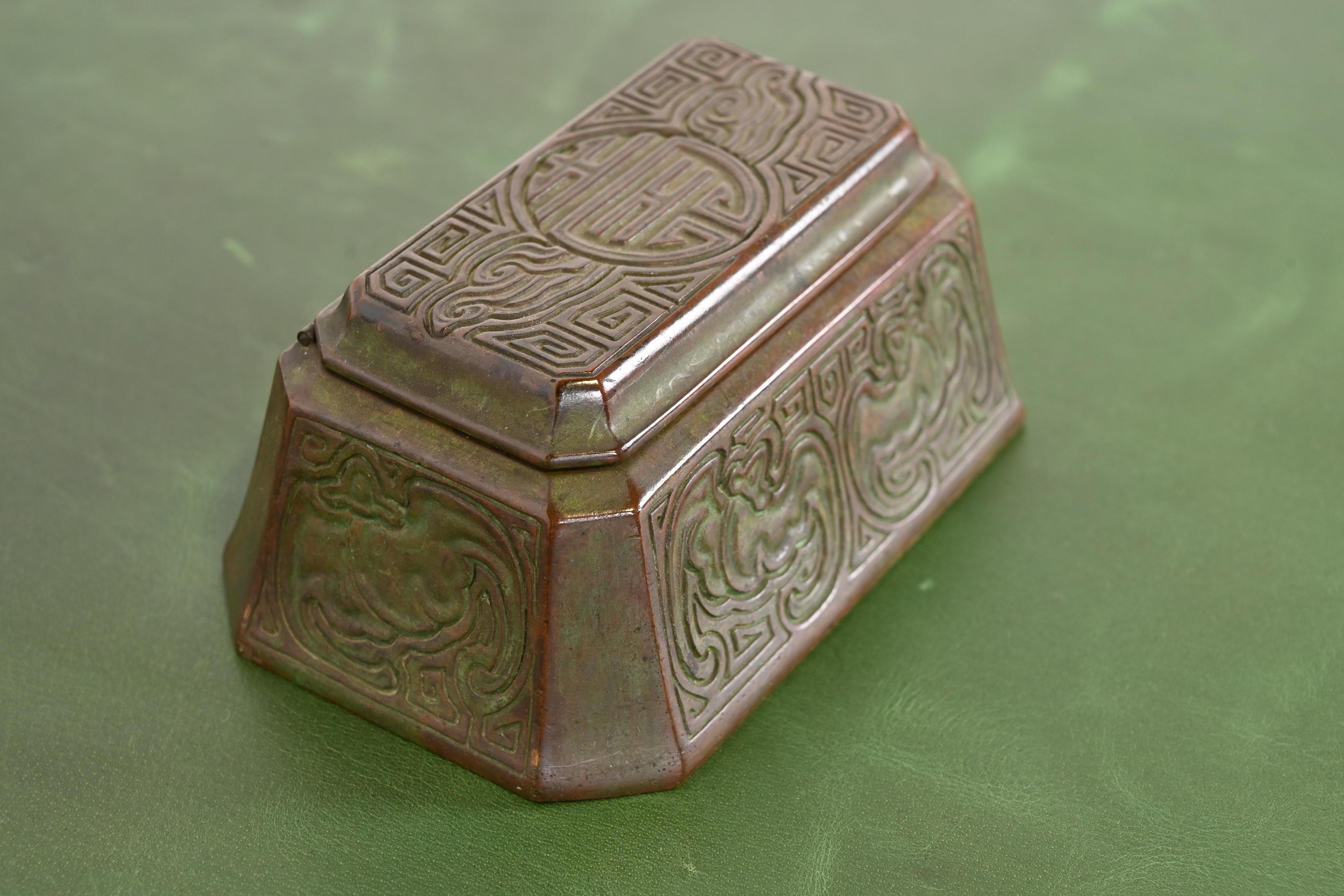 Tiffany Studios New York Chinese Pattern Bronze Stempel Box (20. Jahrhundert) im Angebot