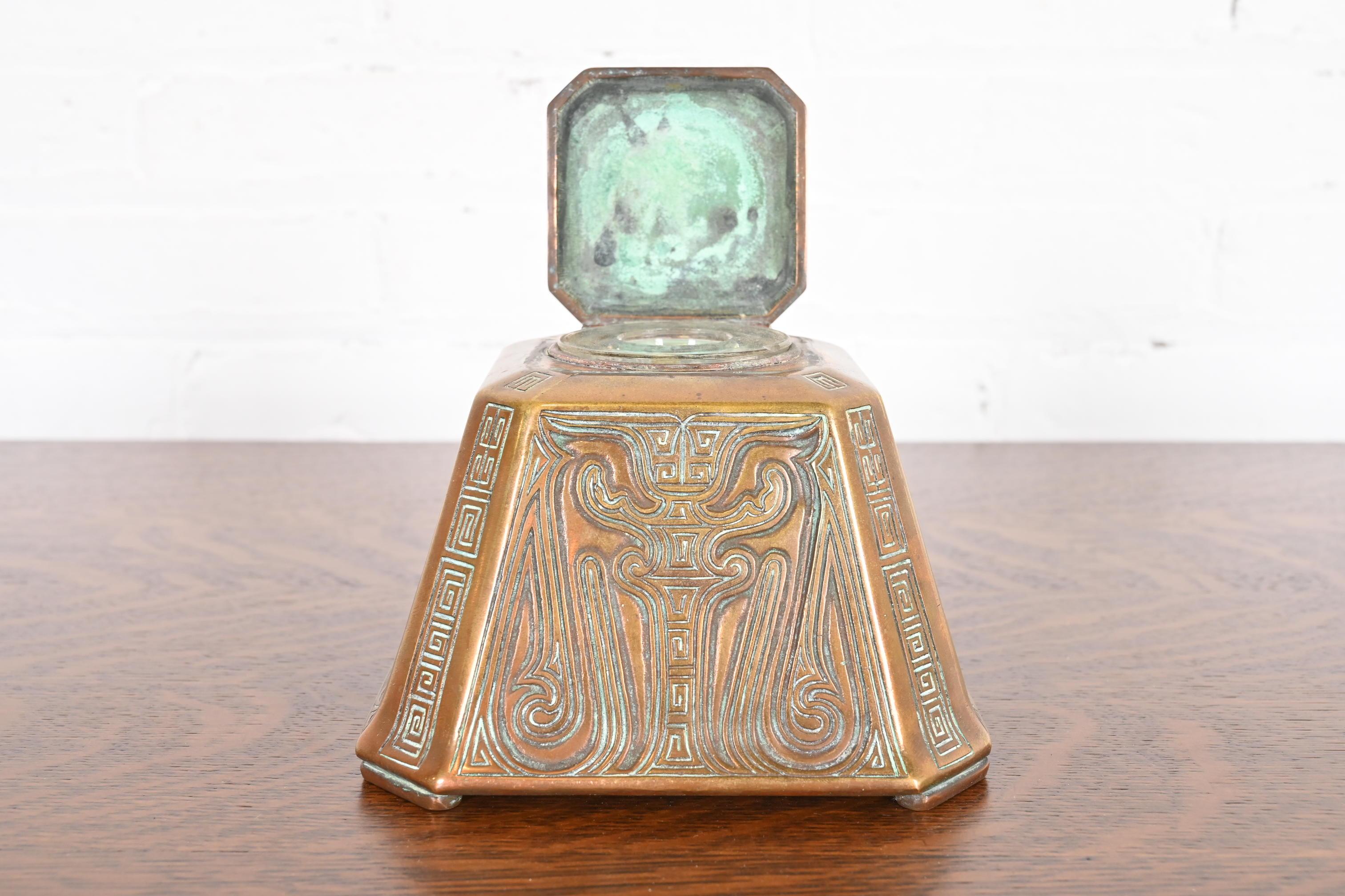 Tintero grande de bronce con motivo chino de los Estudios Tiffany de Nueva York, circa 1910 en venta 3