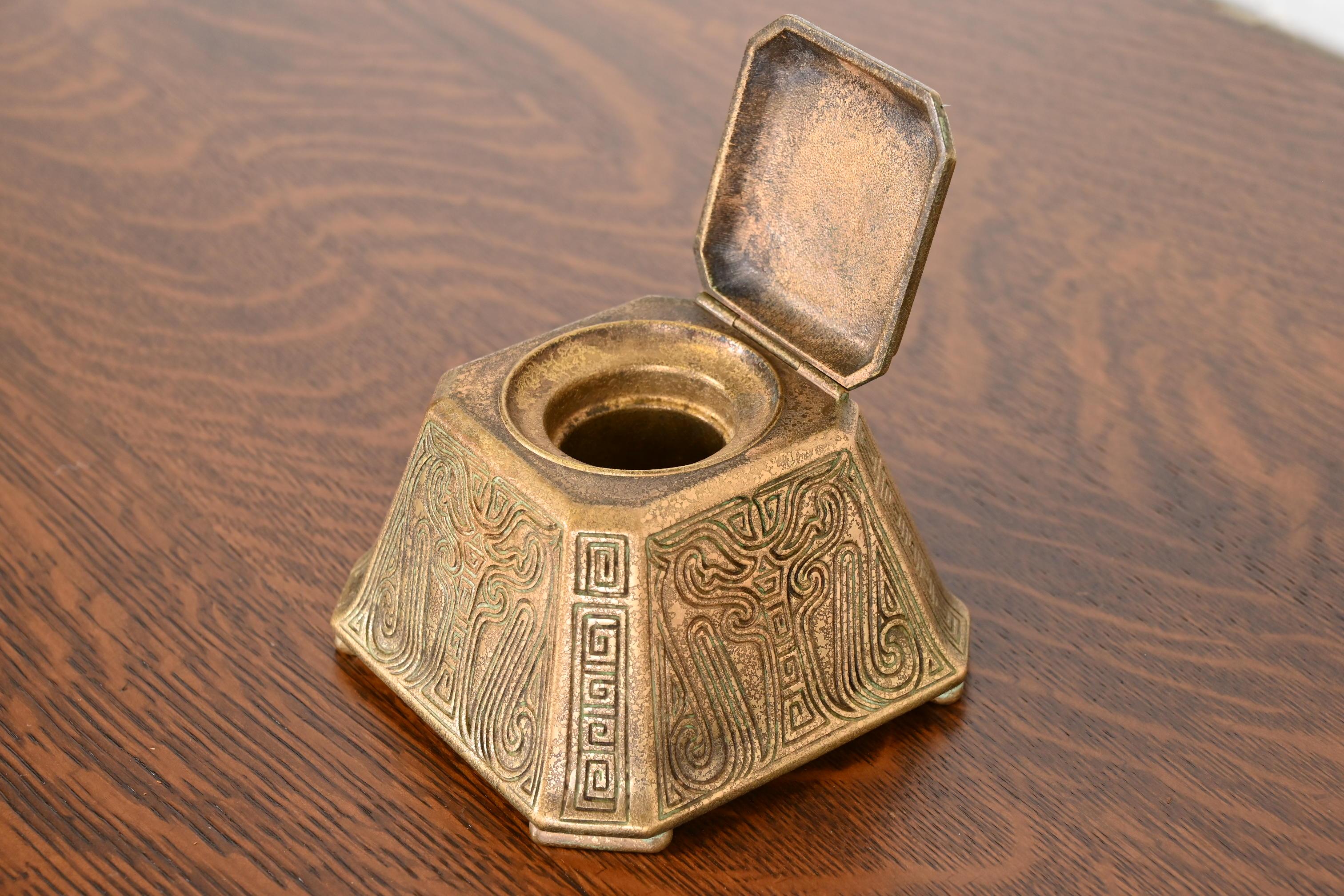 Calamaio grande in bronzo con motivo cinese di Tiffany Studios New York, circa 1910 in vendita 3
