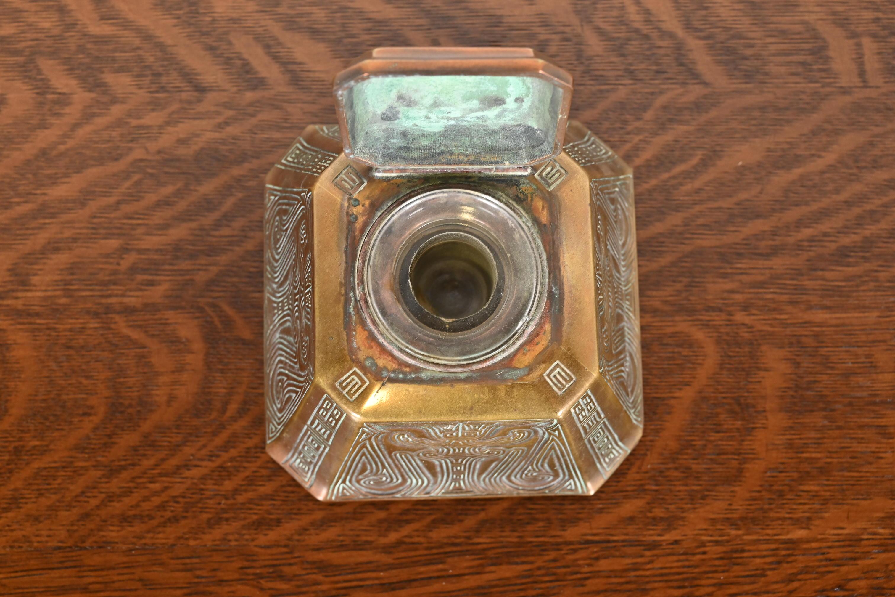Tintero grande de bronce con motivo chino de los Estudios Tiffany de Nueva York, circa 1910 en venta 4