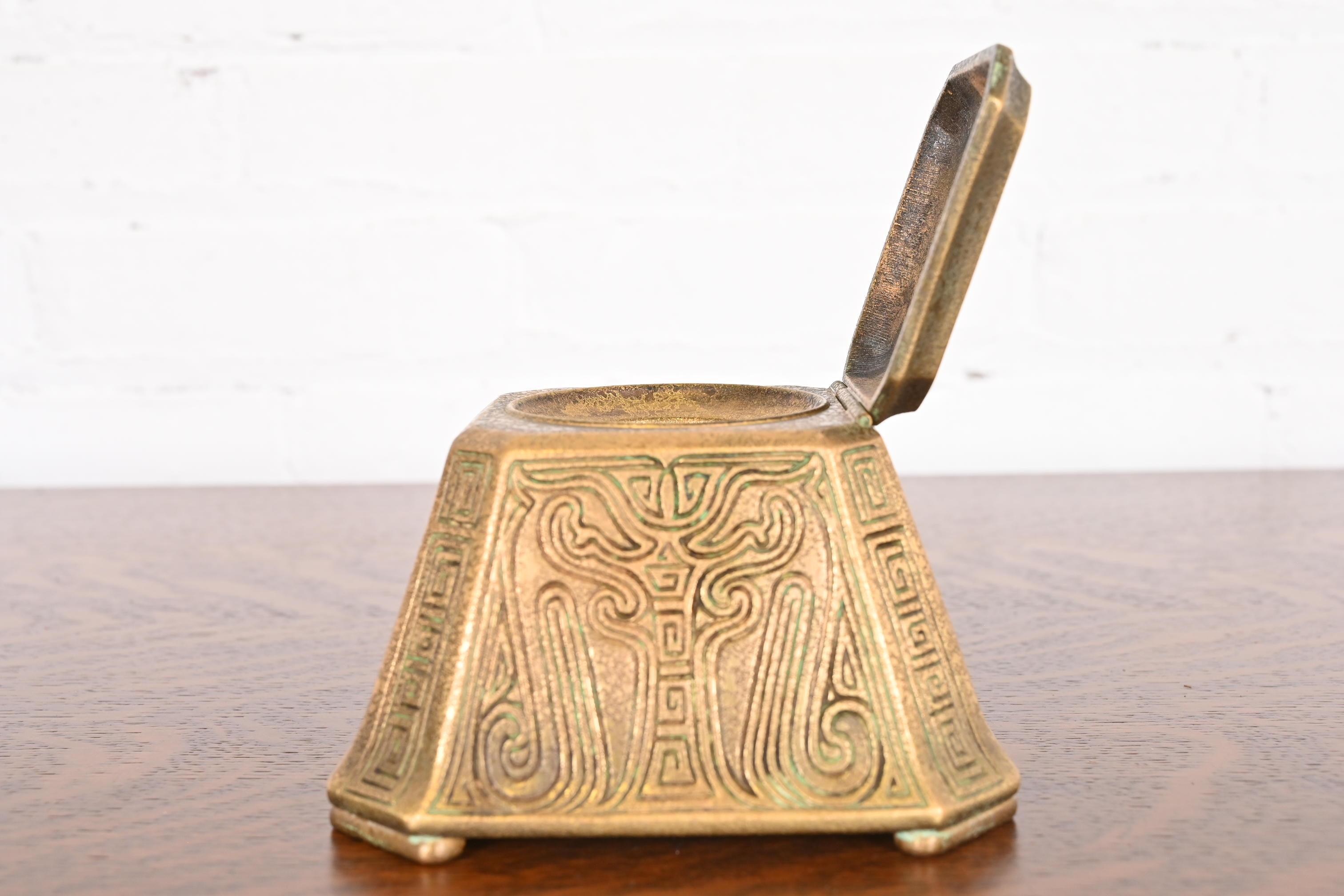 Calamaio grande in bronzo con motivo cinese di Tiffany Studios New York, circa 1910 in vendita 4