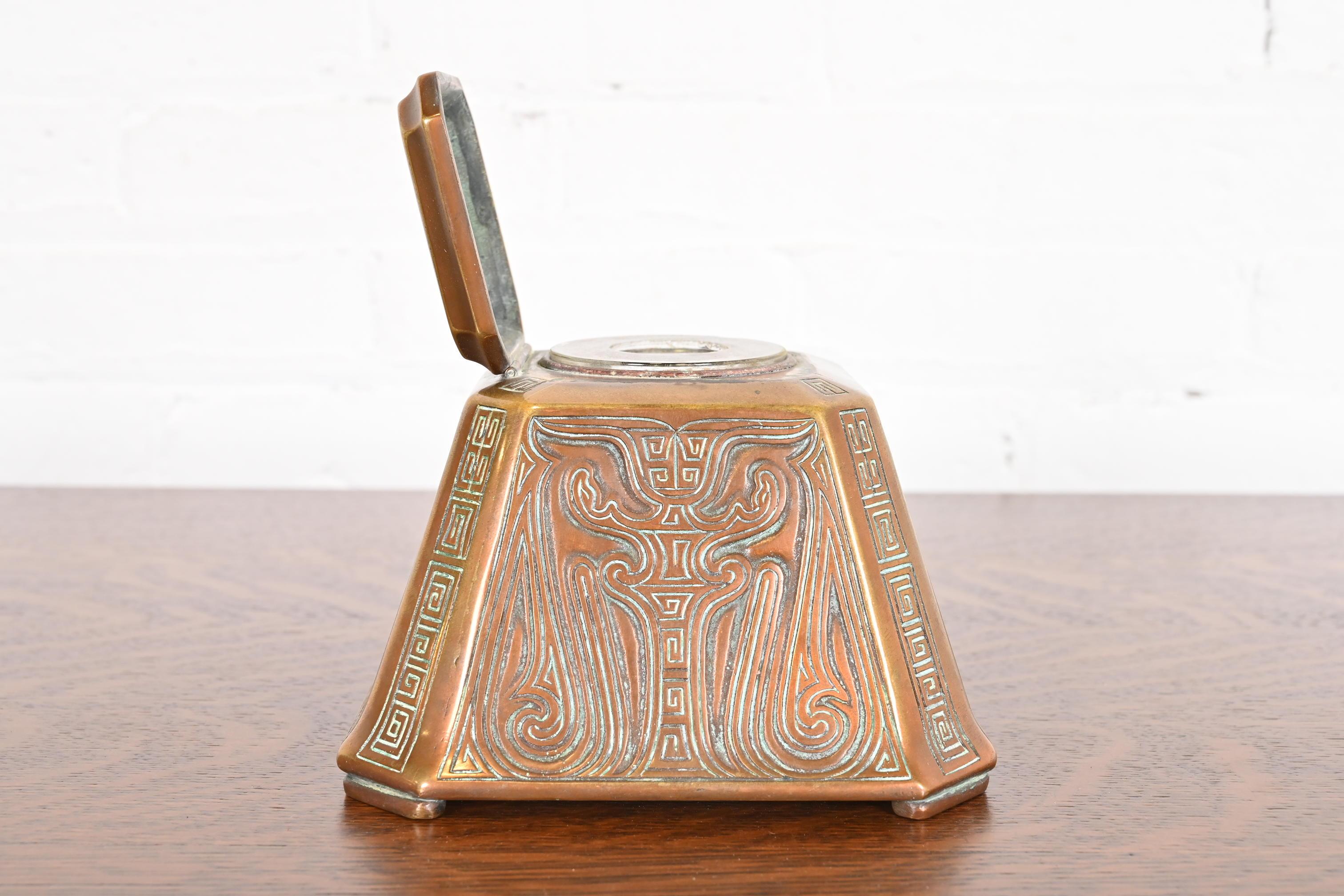 Tintero grande de bronce con motivo chino de los Estudios Tiffany de Nueva York, circa 1910 en venta 5