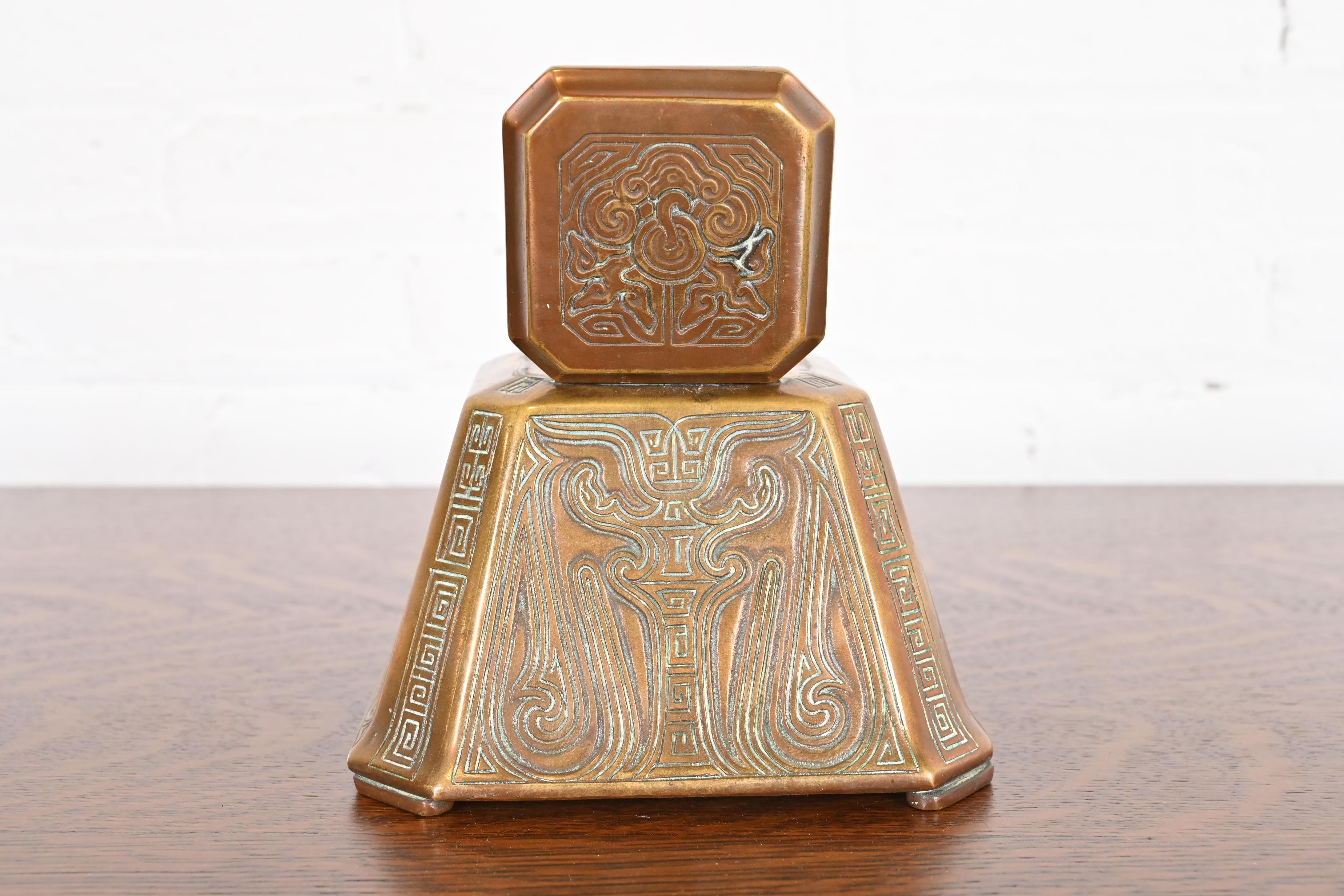 Tintero grande de bronce con motivo chino de los Estudios Tiffany de Nueva York, circa 1910 en venta 6